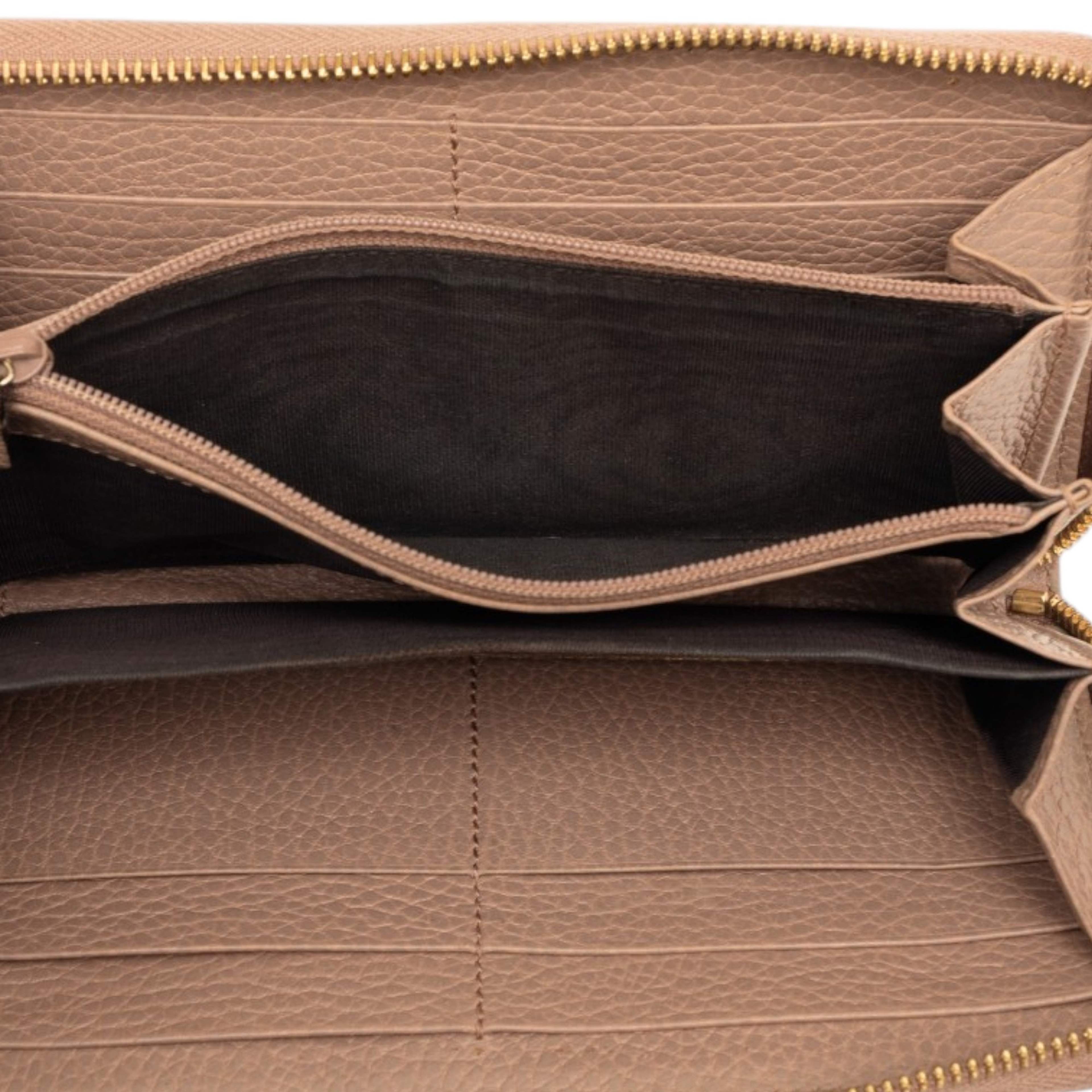 Gucci Gg Marmont Calfskin Zip Around Wallet, från Luxclusif, i färgen beige. Klicka för att öppna bilden i stort format