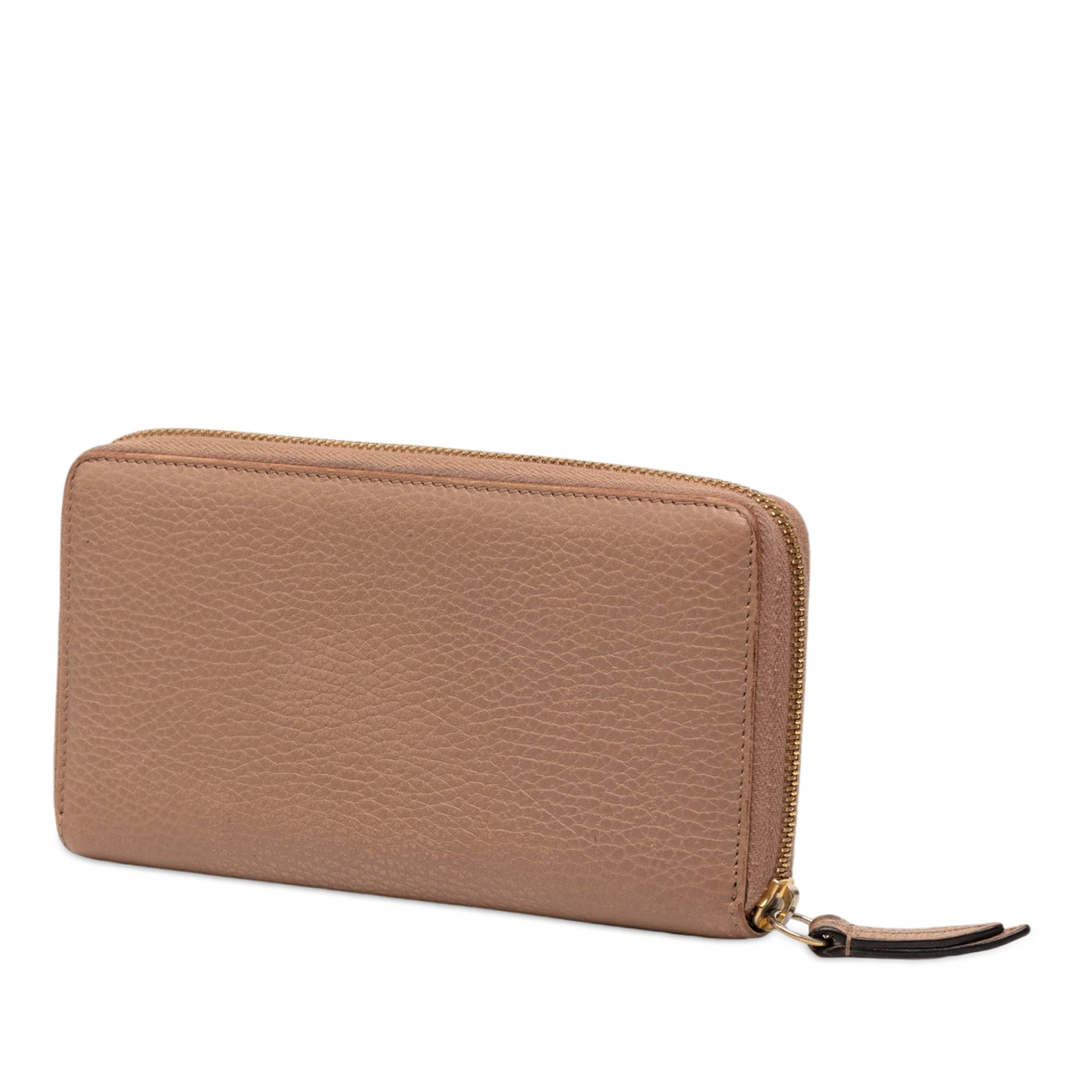 Gucci Gg Marmont Calfskin Zip Around Wallet, från Luxclusif, i färgen beige. Klicka för att öppna bilden i stort format