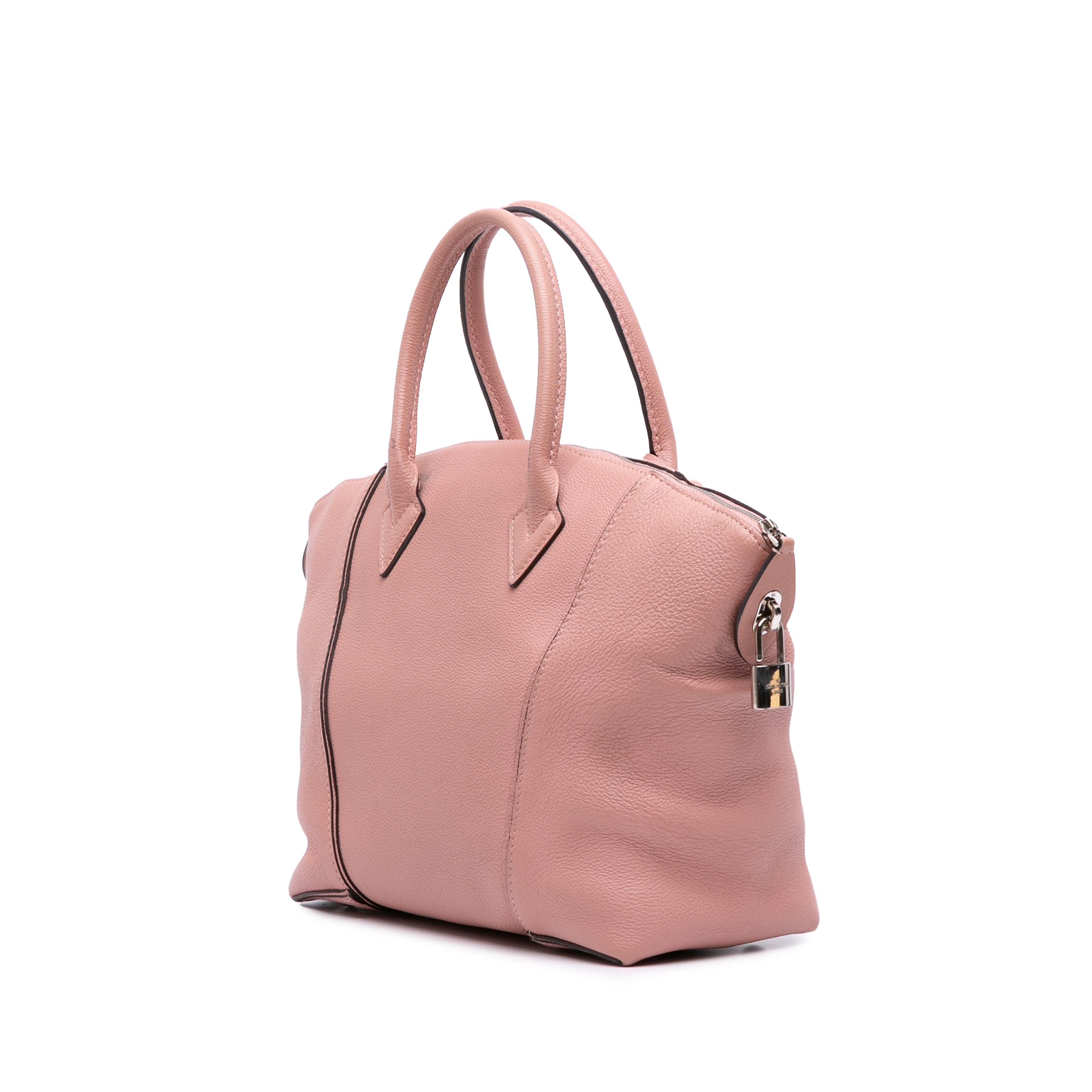 Louis Vuitton Taurillon Soft Lockit Mm, från Luxclusif, i färgen rosa. Klicka för att öppna bilden i stort format