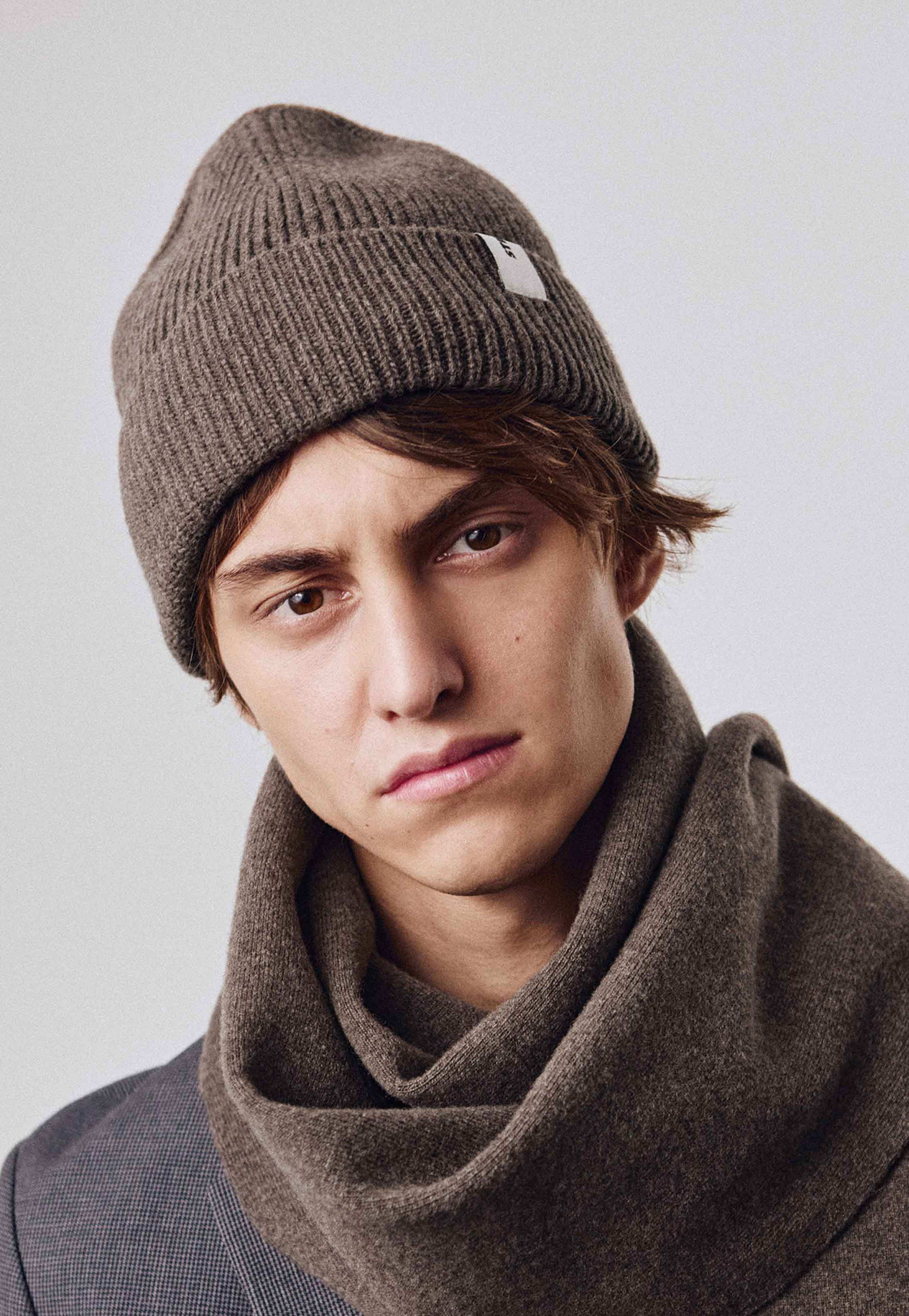 Beanie 02 Merino Regular Fit, från Stiksen, i färgen taupe. Klicka för att öppna bilden i stort format