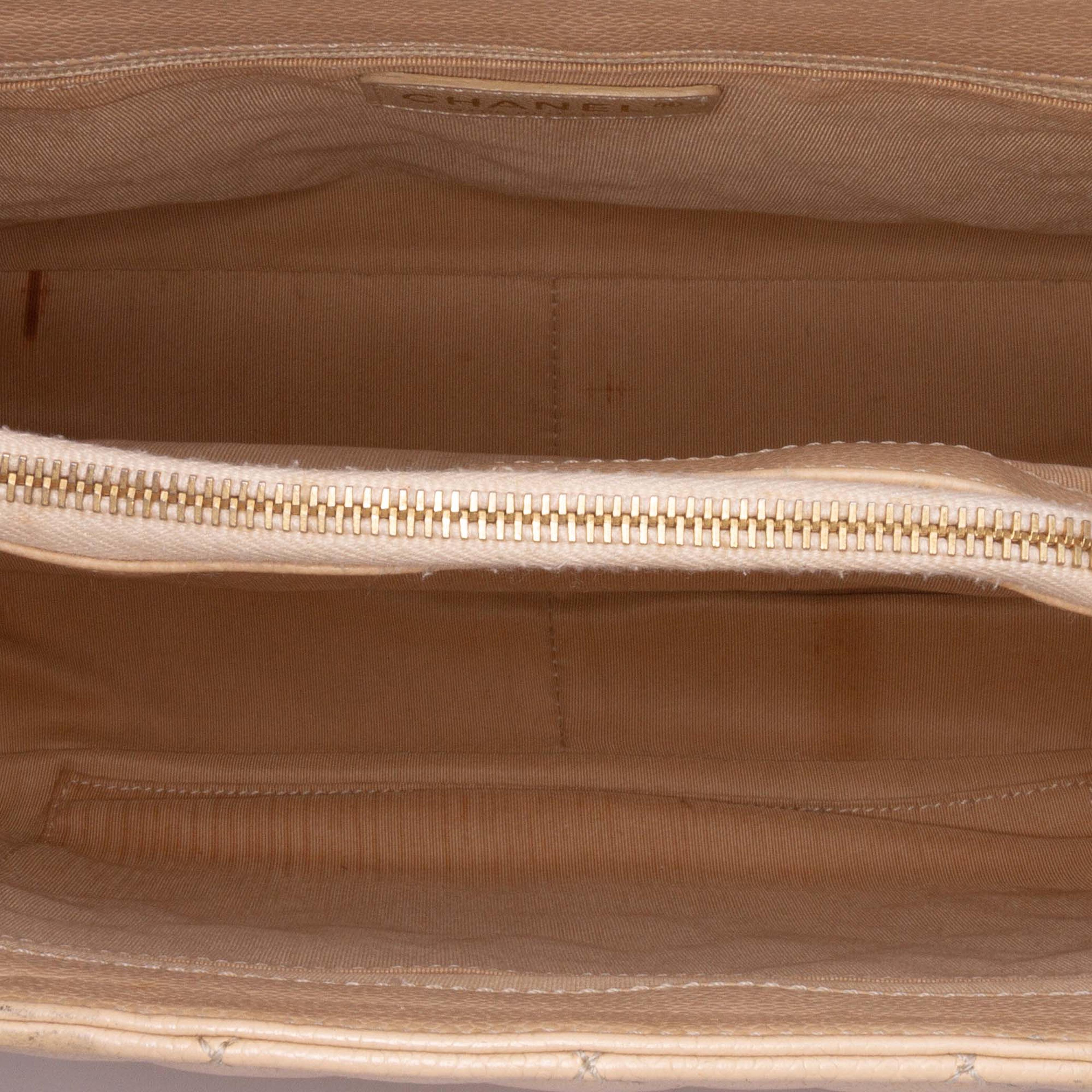 Chanel Caviar Grand Shopping Tote, från Luxclusif, i färgen light beige.