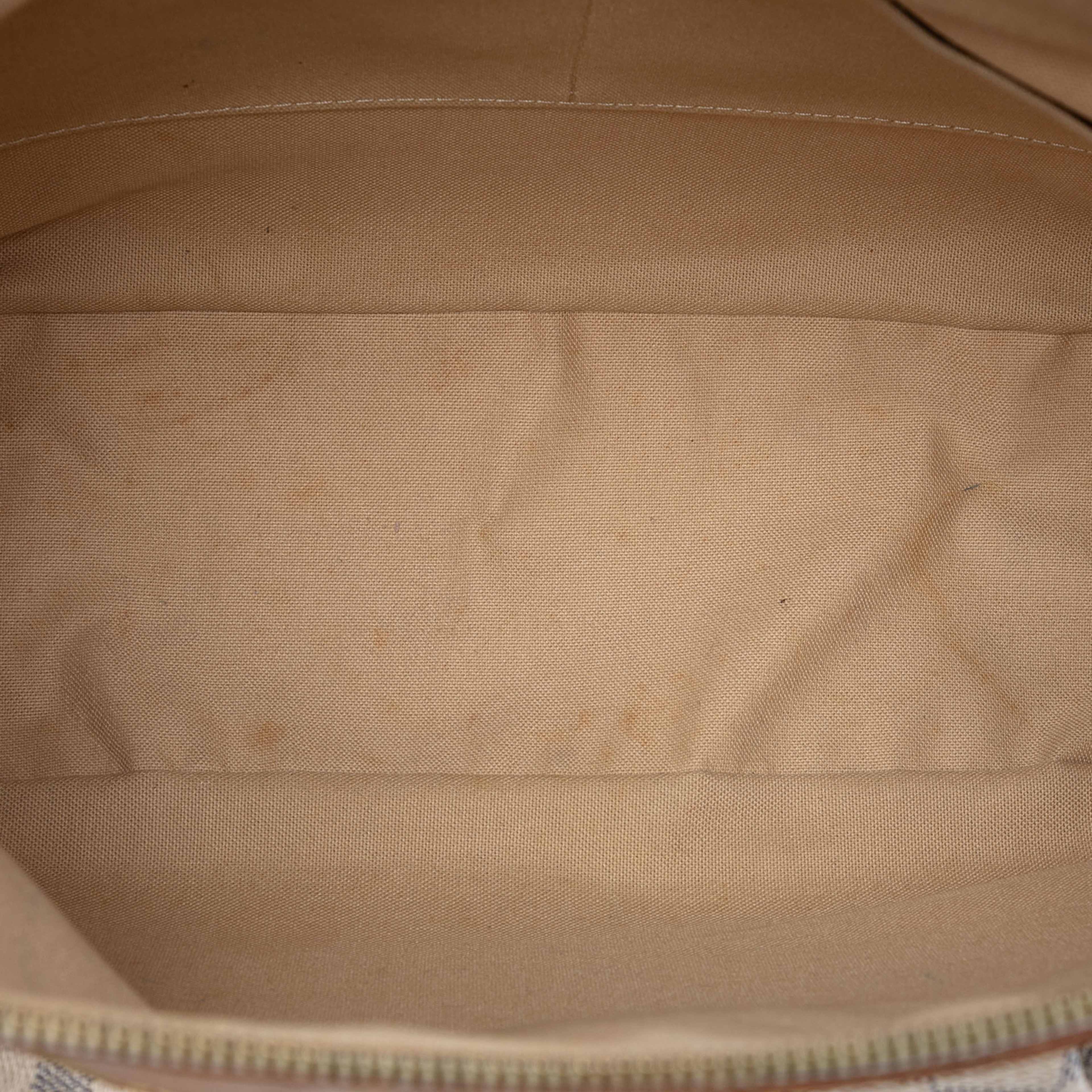 Louis Vuitton Damier Azur Siracusa Mm, från Luxclusif, i färgen white. Klicka för att öppna bilden i stort format