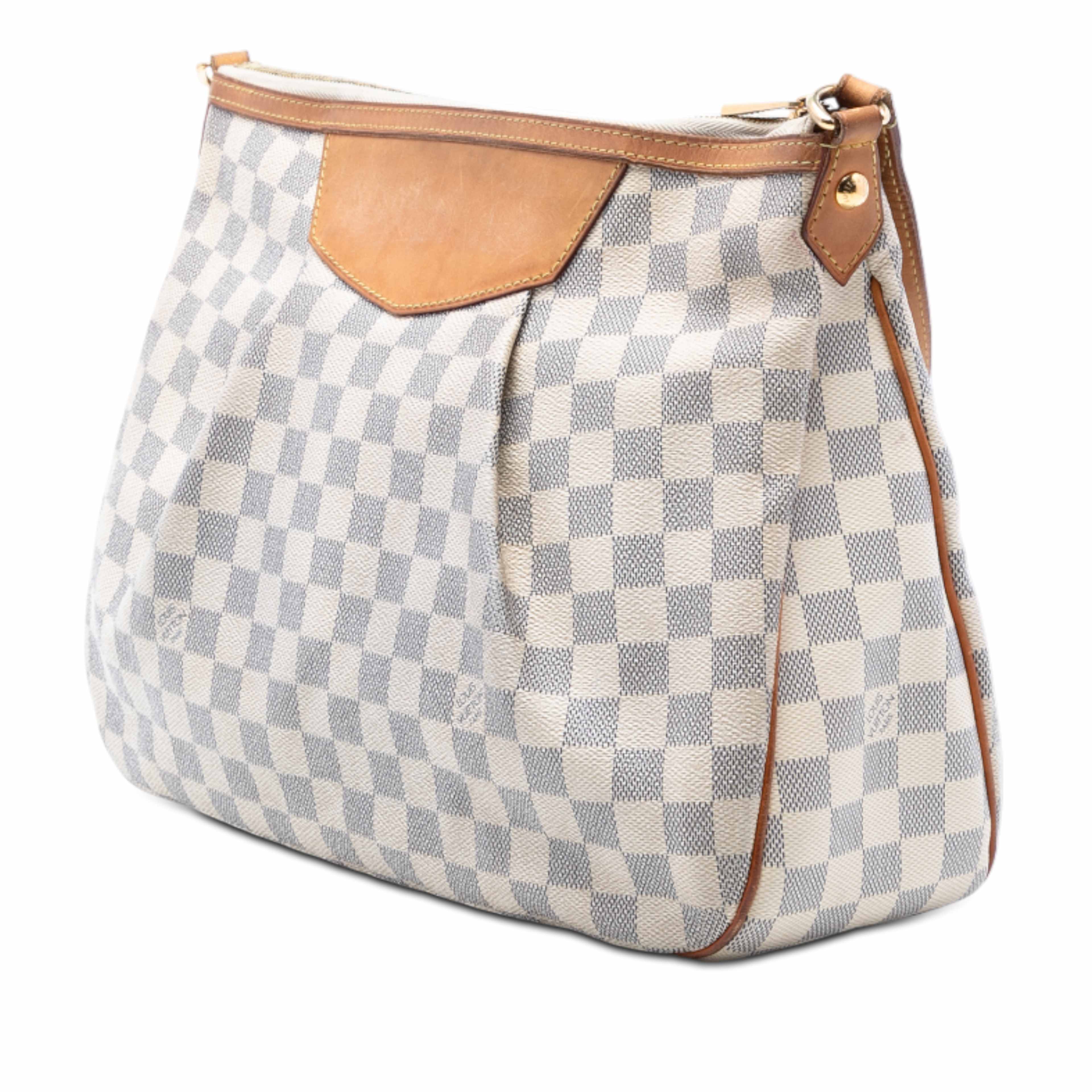 Louis Vuitton Damier Azur Siracusa Mm, från Luxclusif, i färgen white. Klicka för att öppna bilden i stort format
