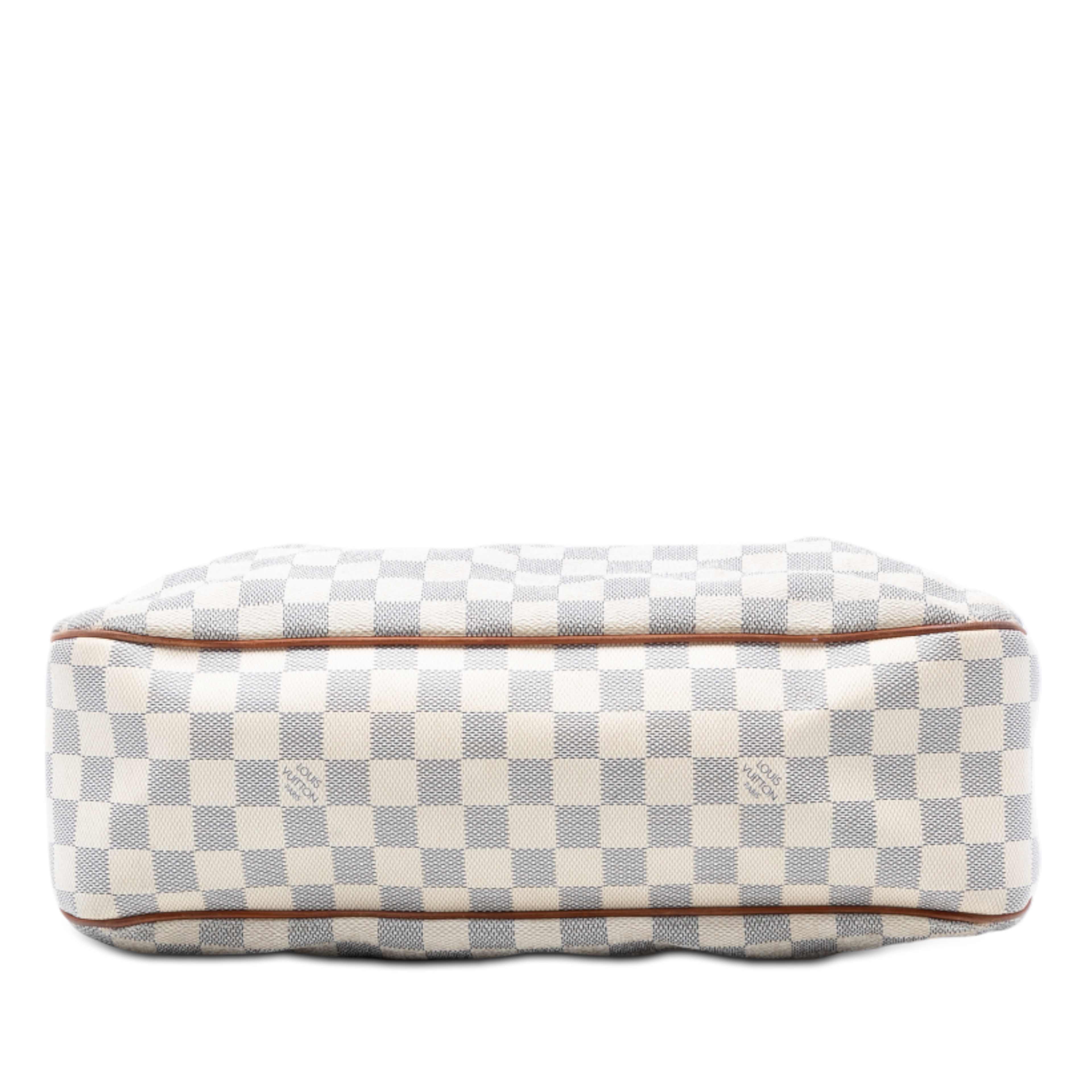 Louis Vuitton Damier Azur Siracusa Mm, från Luxclusif, i färgen white. Klicka för att öppna bilden i stort format