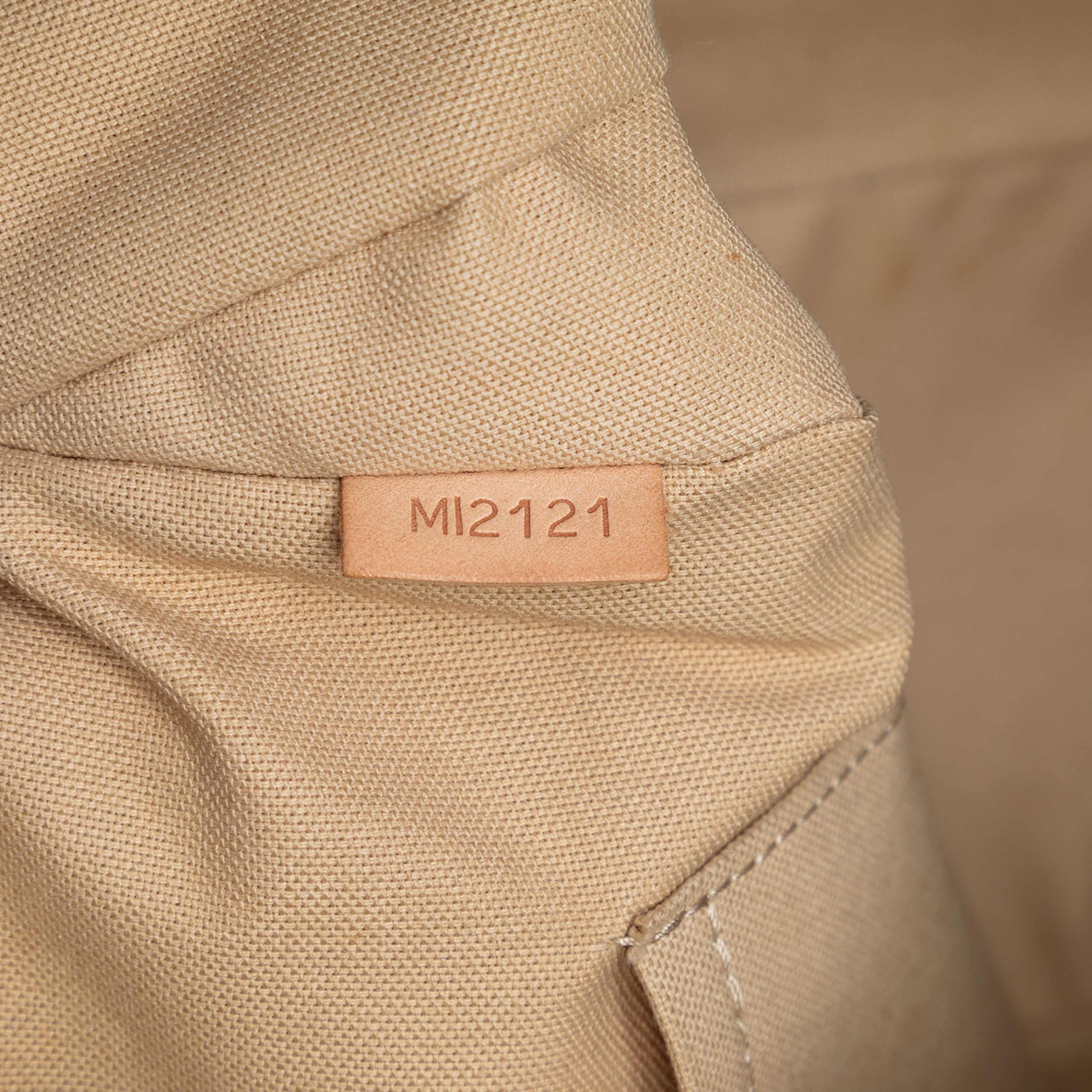 Louis Vuitton Damier Azur Siracusa Mm, från Luxclusif, i färgen white. Klicka för att öppna bilden i stort format