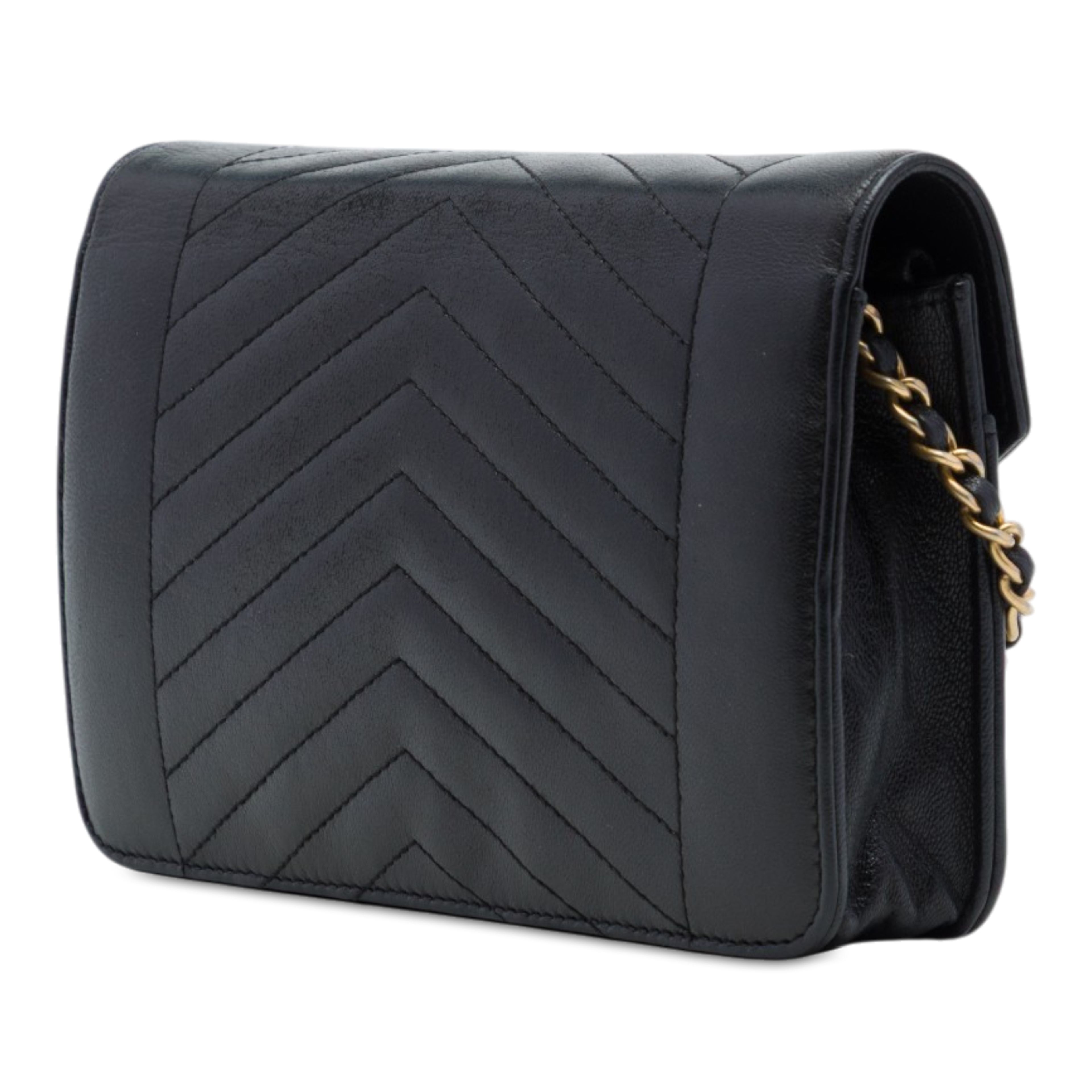 Chanel Reversed Chevron Lambskin Wallet On Chain, från Luxclusif, i färgen svart. Klicka för att öppna bilden i stort format