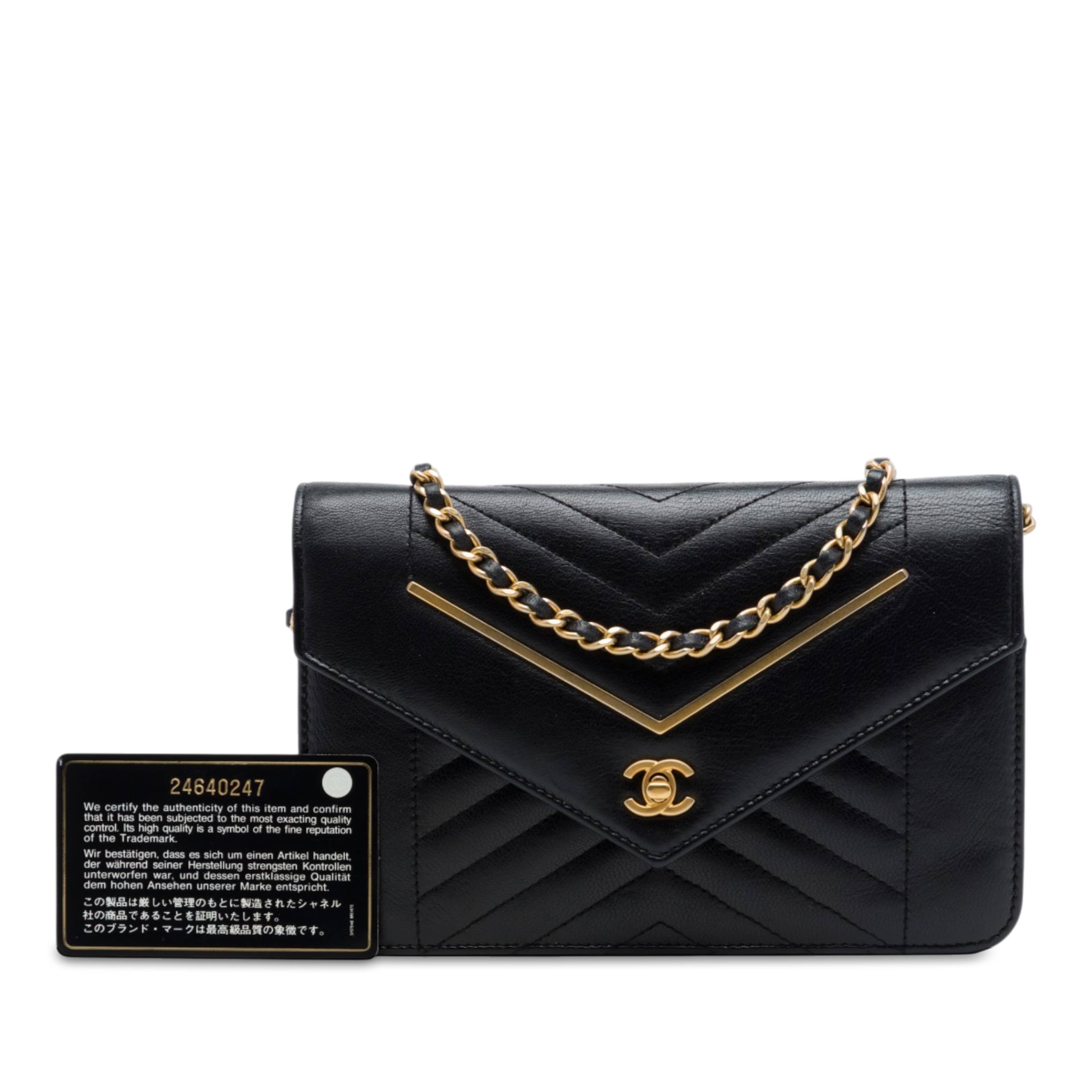 Chanel Reversed Chevron Lambskin Wallet On Chain, från Luxclusif, i färgen svart. Klicka för att öppna bilden i stort format