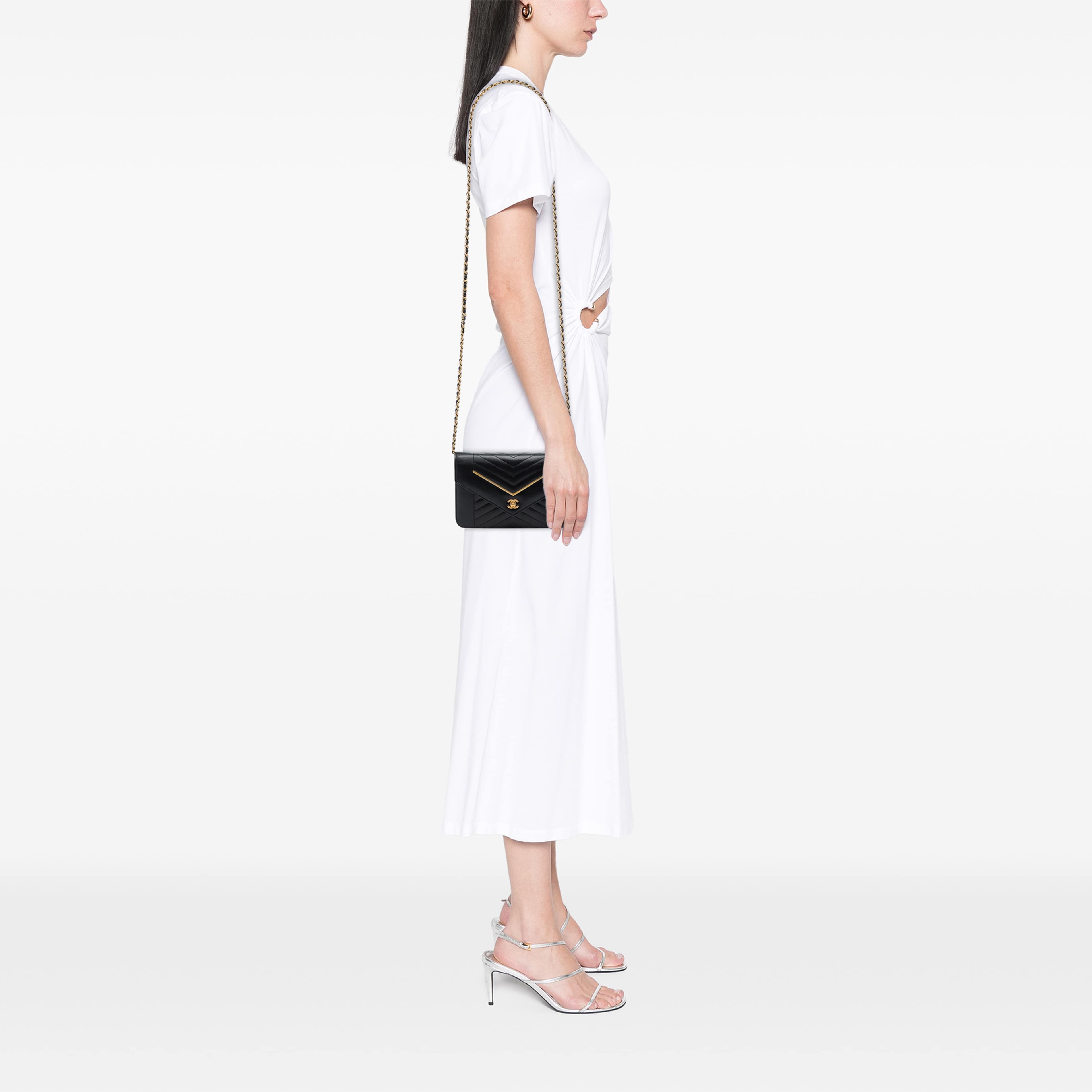 Chanel Reversed Chevron Lambskin Wallet On Chain, från Luxclusif, i färgen svart. Klicka för att öppna bilden i stort format