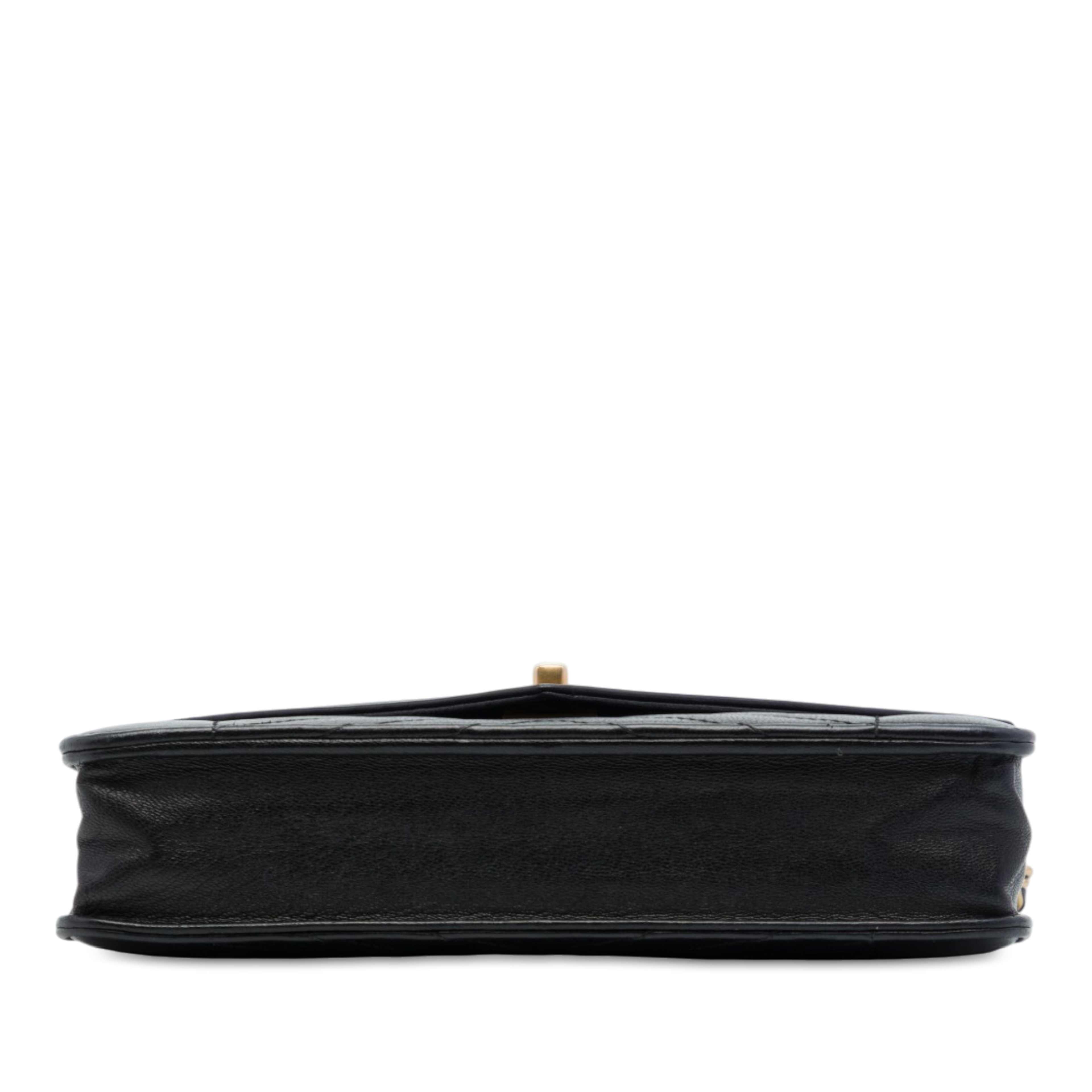 Chanel Reversed Chevron Lambskin Wallet On Chain, från Luxclusif, i färgen svart. Klicka för att öppna bilden i stort format