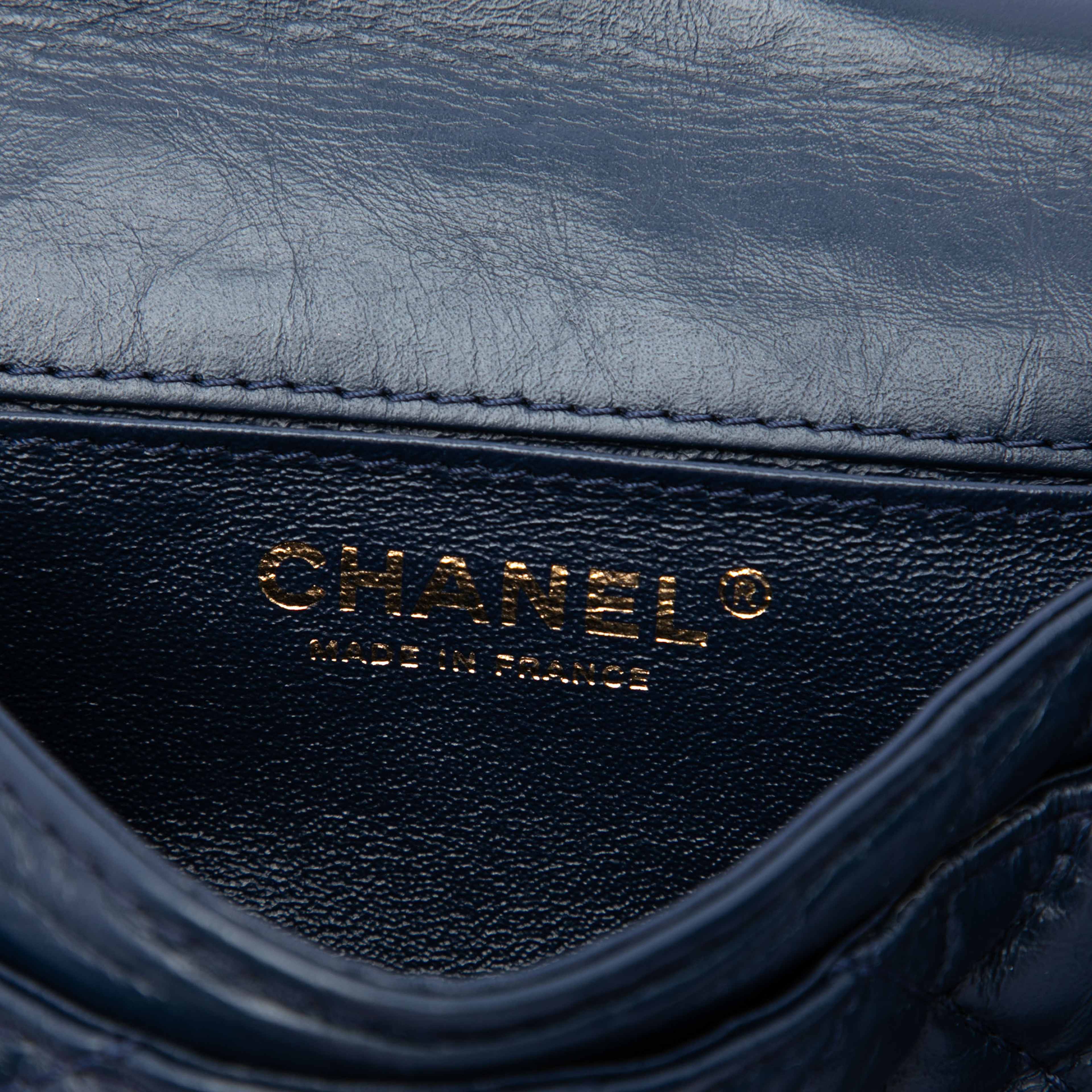 Chanel Quilted Aged Calfskin Reissue 2.55 Belt Bag, från Luxclusif, i färgen navy. Klicka för att öppna bilden i stort format