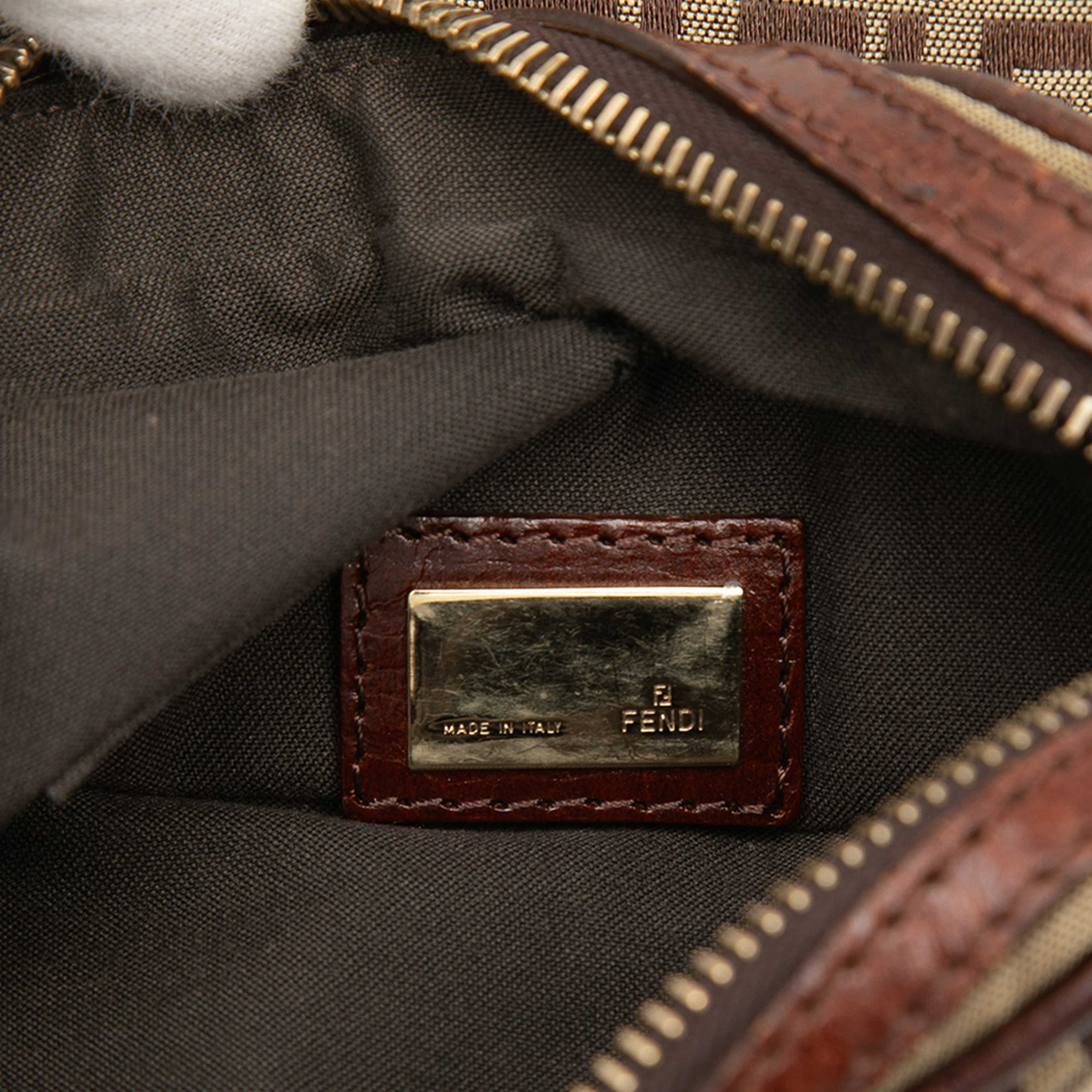 Fendi Zucchino Canvas Crossbody, från Luxclusif, i färgen beige. Klicka för att öppna bilden i stort format