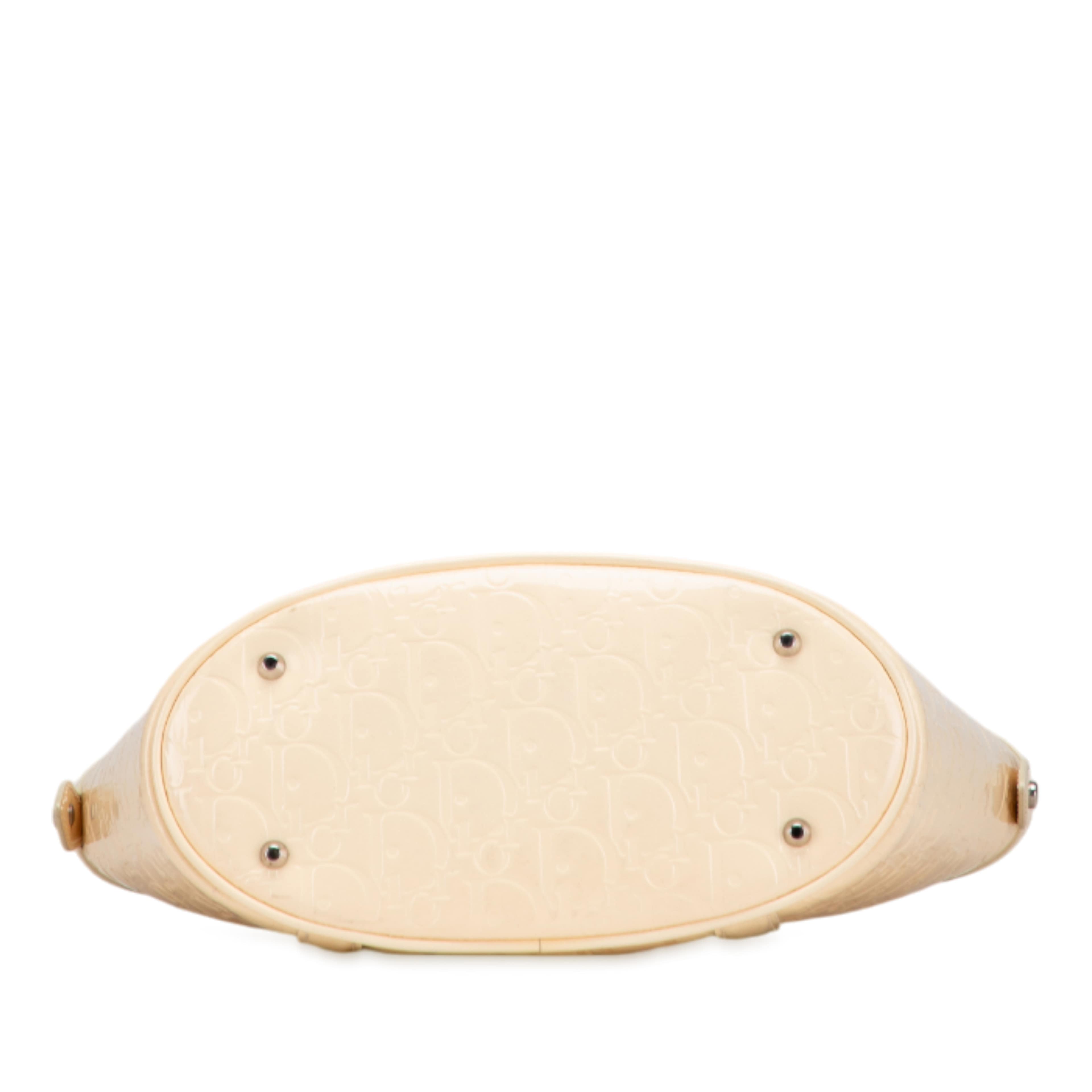 Dior Diorissimo Trotter Patent Tote, från Luxclusif, i färgen beige. Klicka för att öppna bilden i stort format