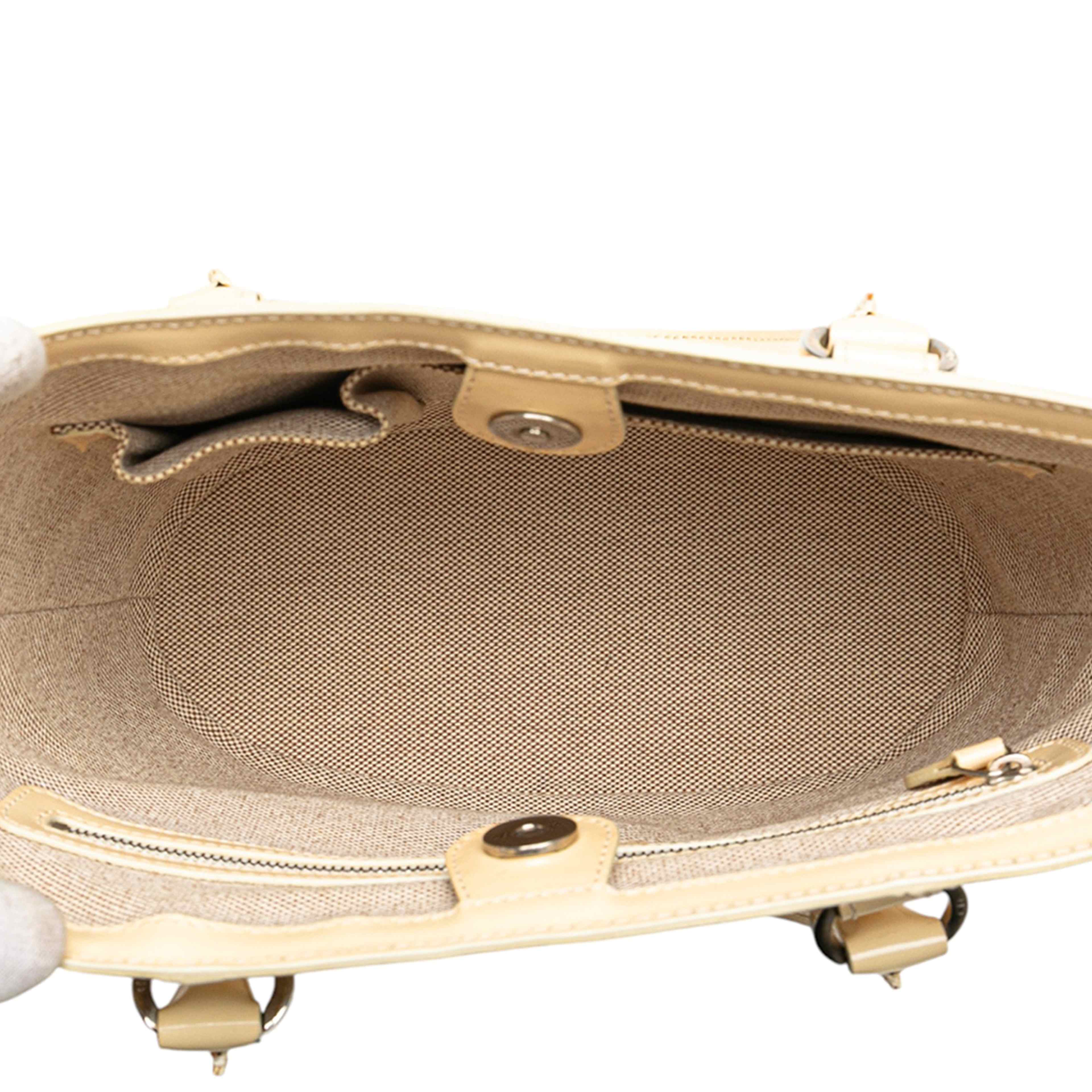 Dior Diorissimo Trotter Patent Tote, från Luxclusif, i färgen beige. Klicka för att öppna bilden i stort format