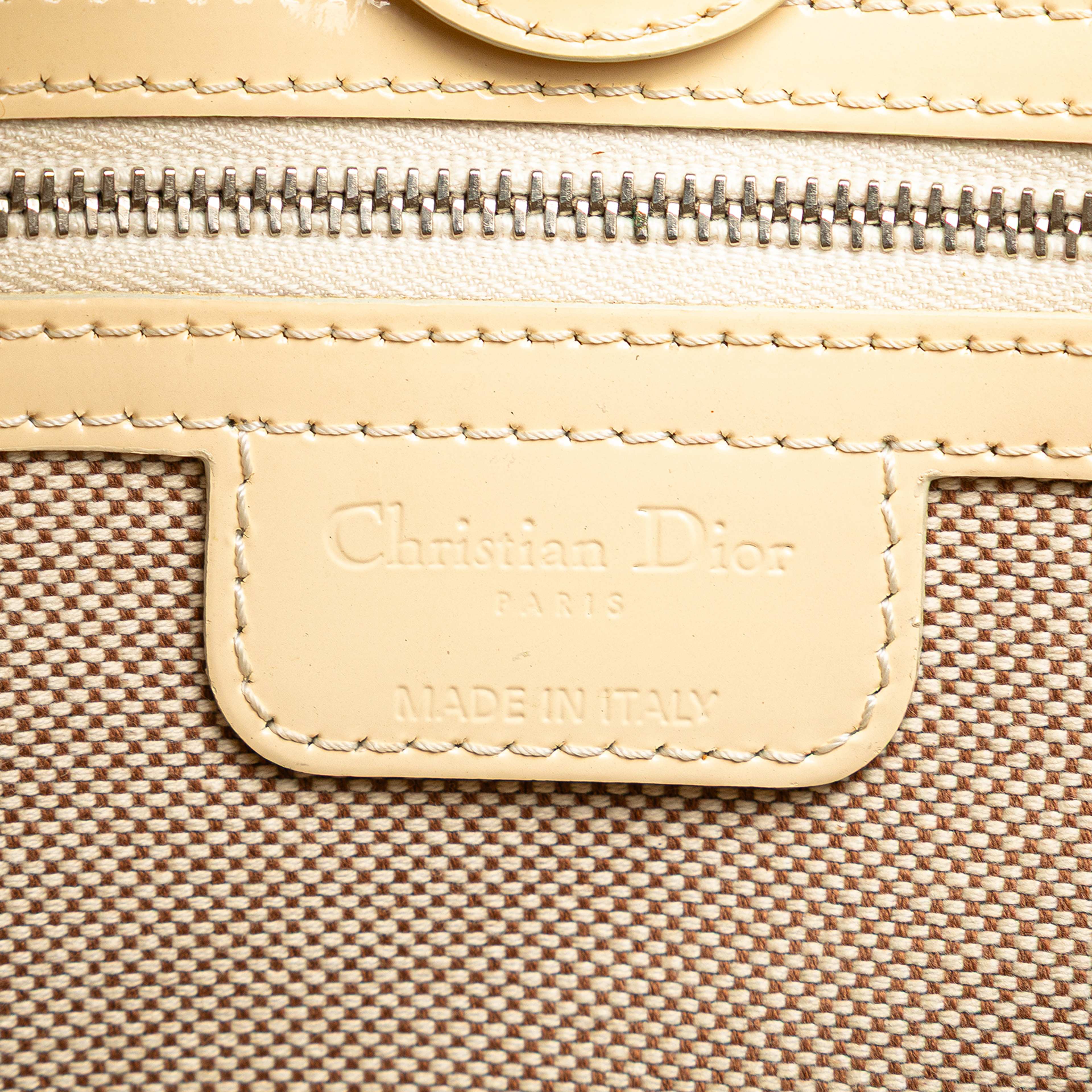 Dior Diorissimo Trotter Patent Tote, från Luxclusif, i färgen beige. Klicka för att öppna bilden i stort format