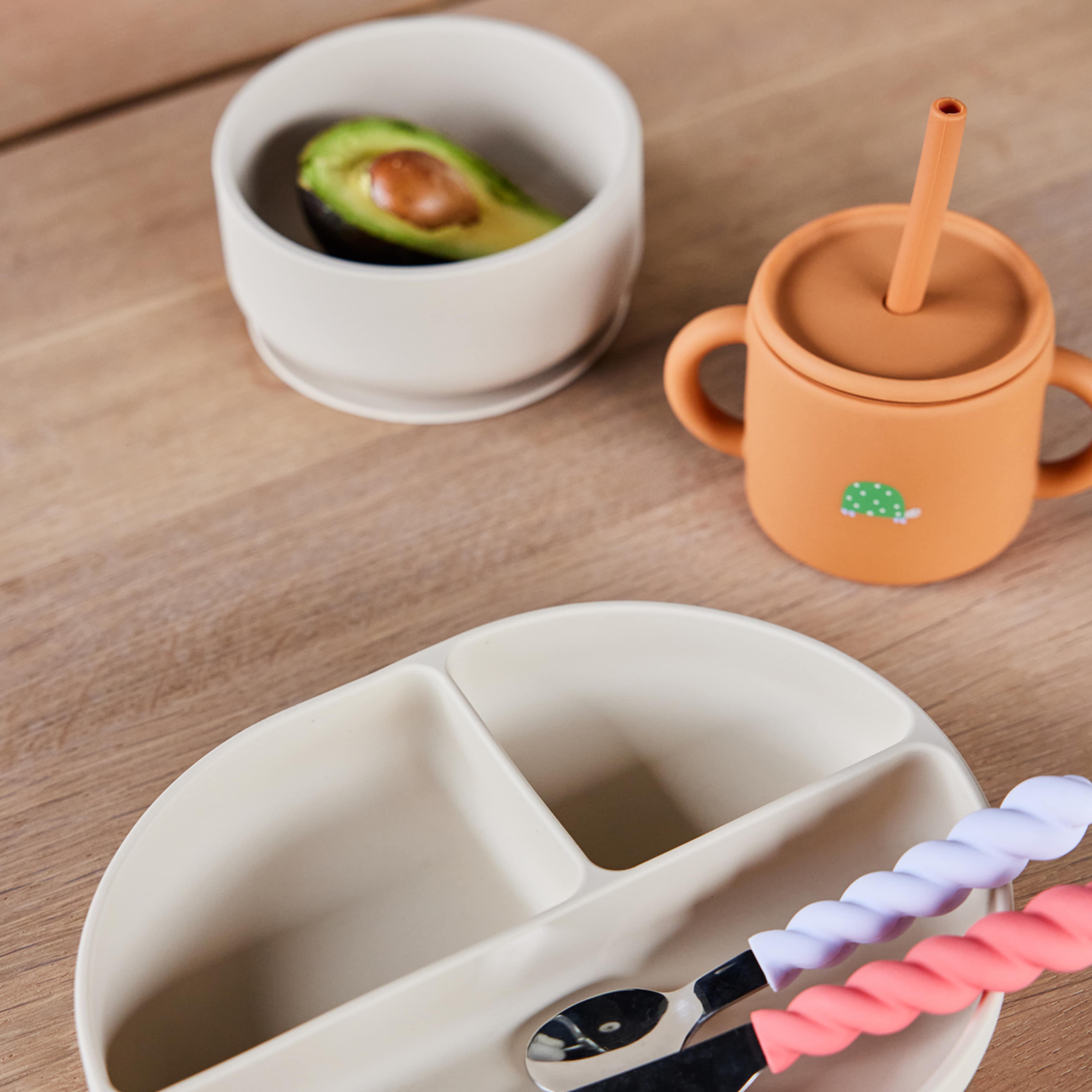 Enkei Suction Bowl, från OYOY Mini, i färgen beige. Klicka för att öppna bilden i stort format