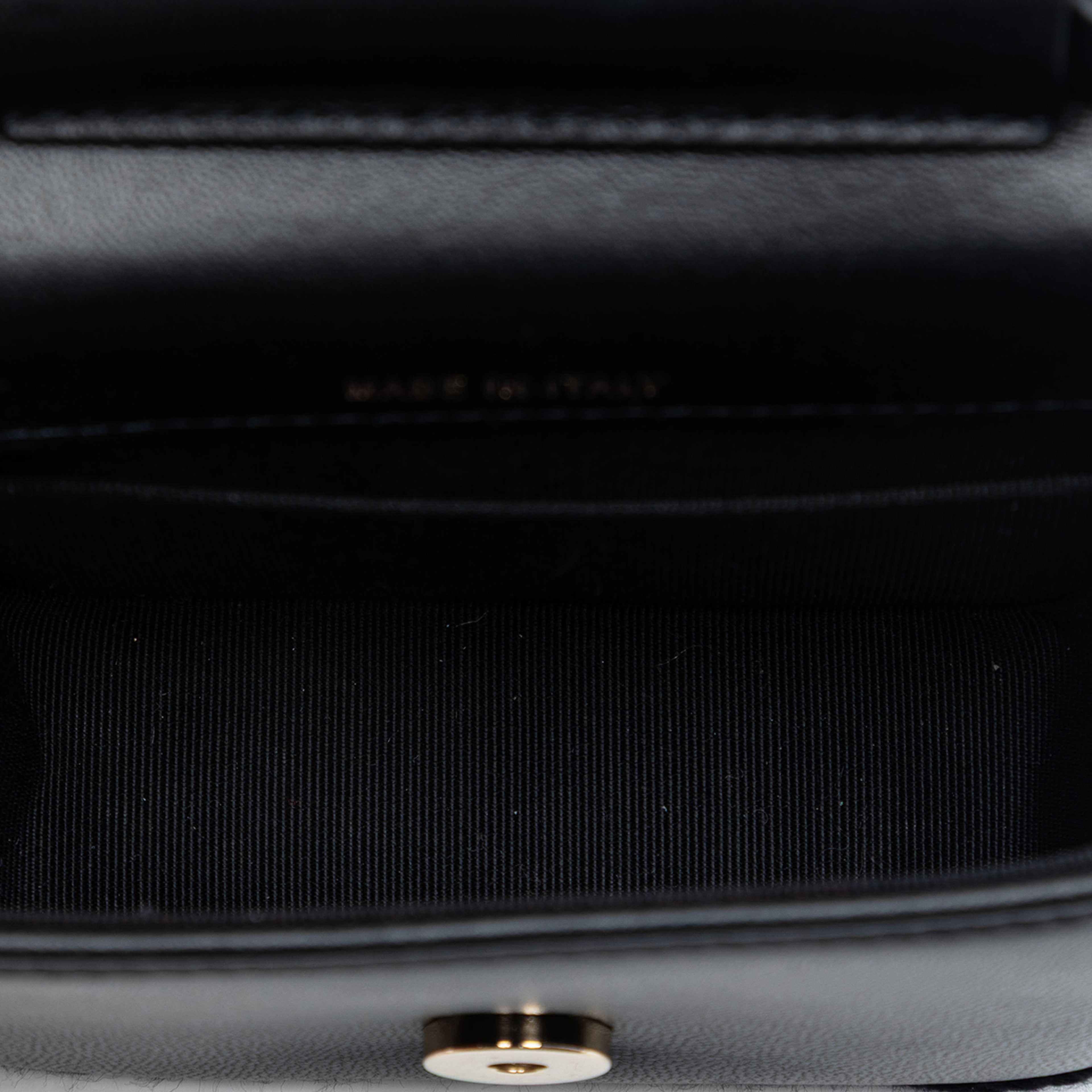 Chanel Mini Cc Quilted Lambskin Crochet Flap, från Luxclusif, i färgen black. Klicka för att öppna bilden i stort format