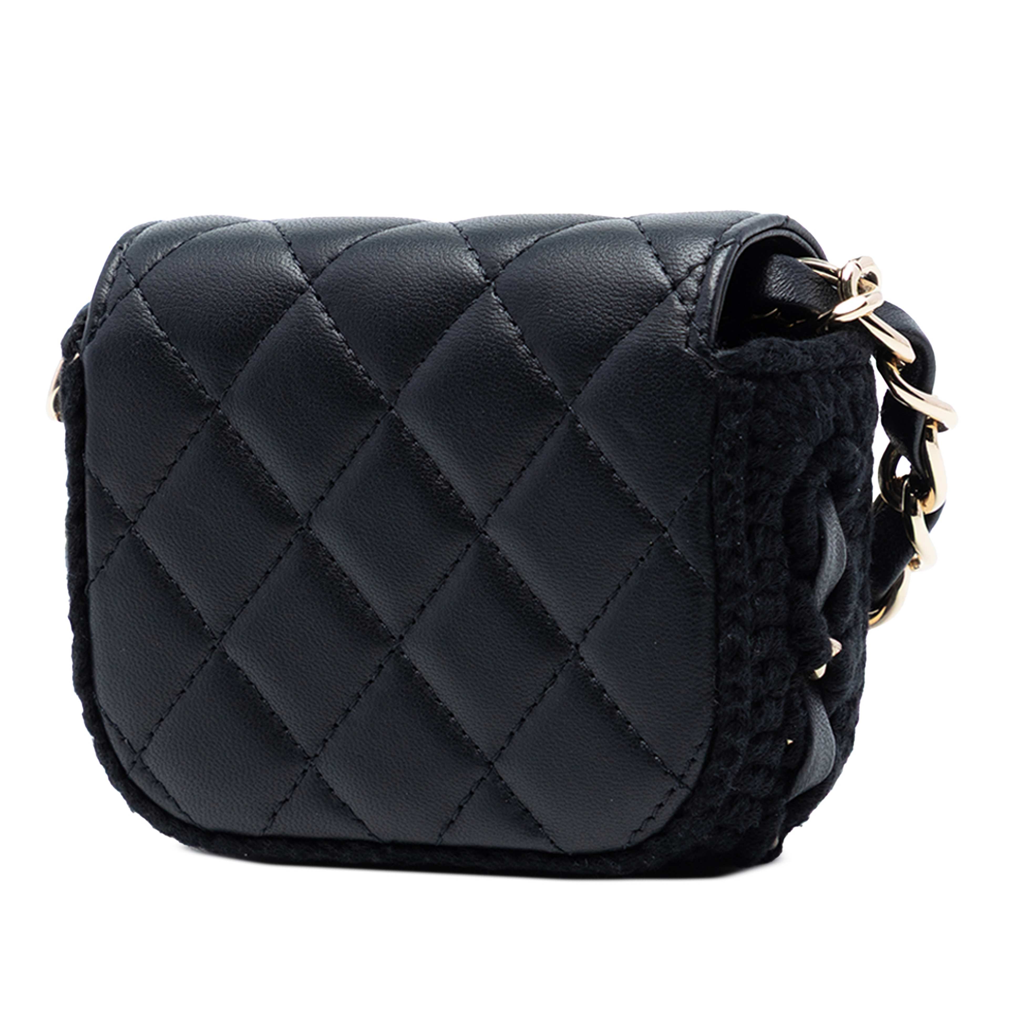 Chanel Mini Cc Quilted Lambskin Crochet Flap, från Luxclusif, i färgen black. Klicka för att öppna bilden i stort format