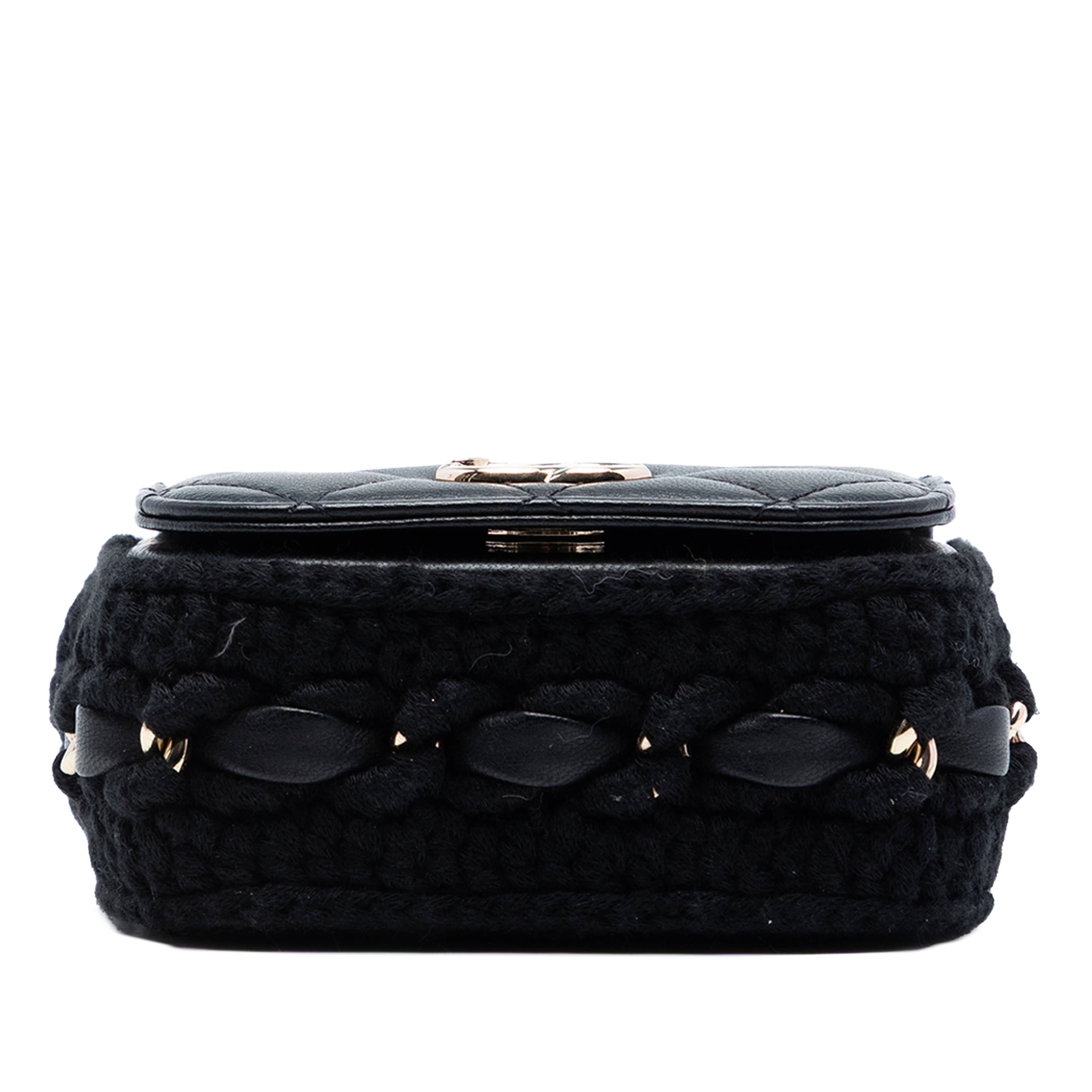 Chanel Mini Cc Quilted Lambskin Crochet Flap, från Luxclusif, i färgen svart. Klicka för att öppna bilden i stort format