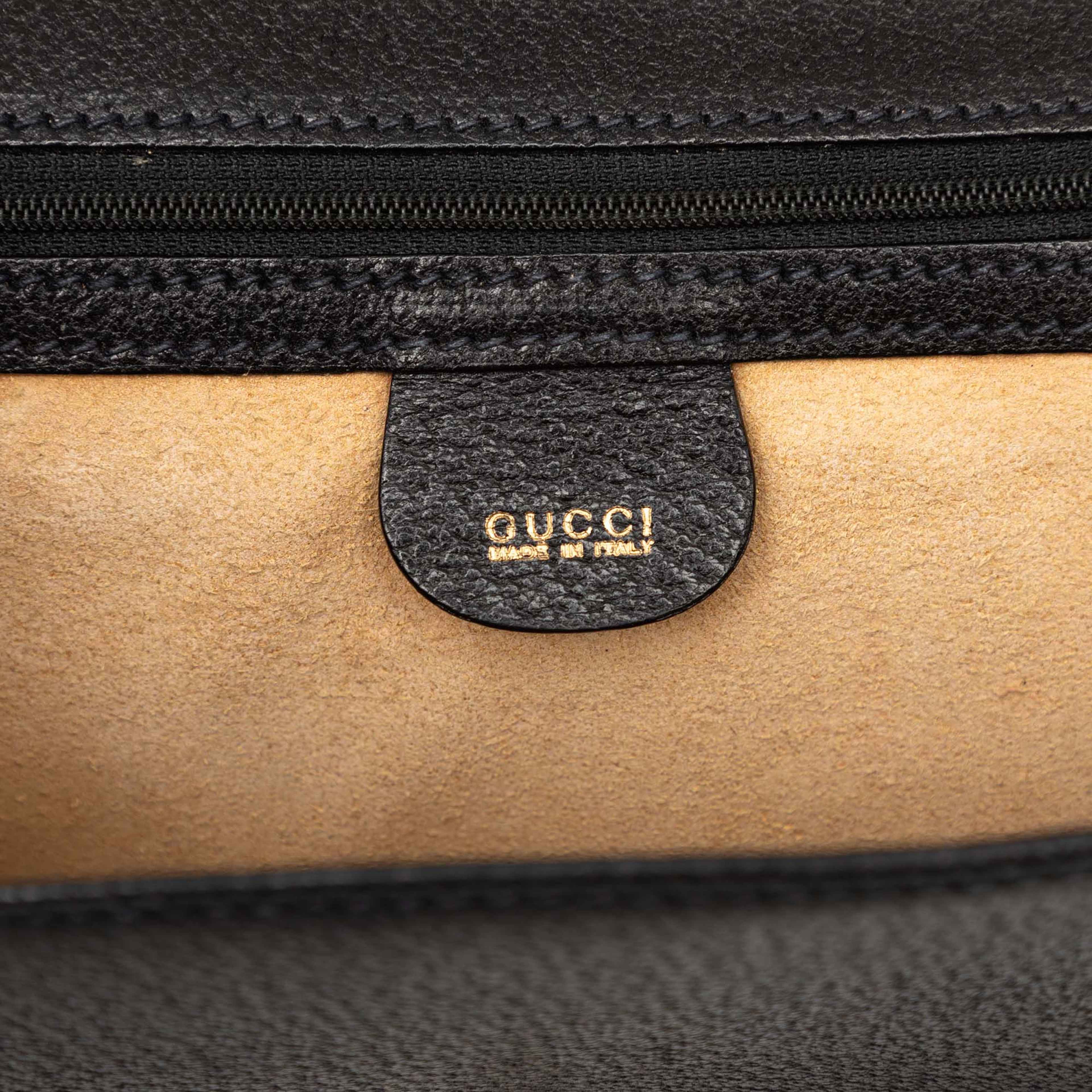 Gucci Calfskin Padlock Wristlet Clutch, från Luxclusif, i färgen svart. Klicka för att öppna bilden i stort format