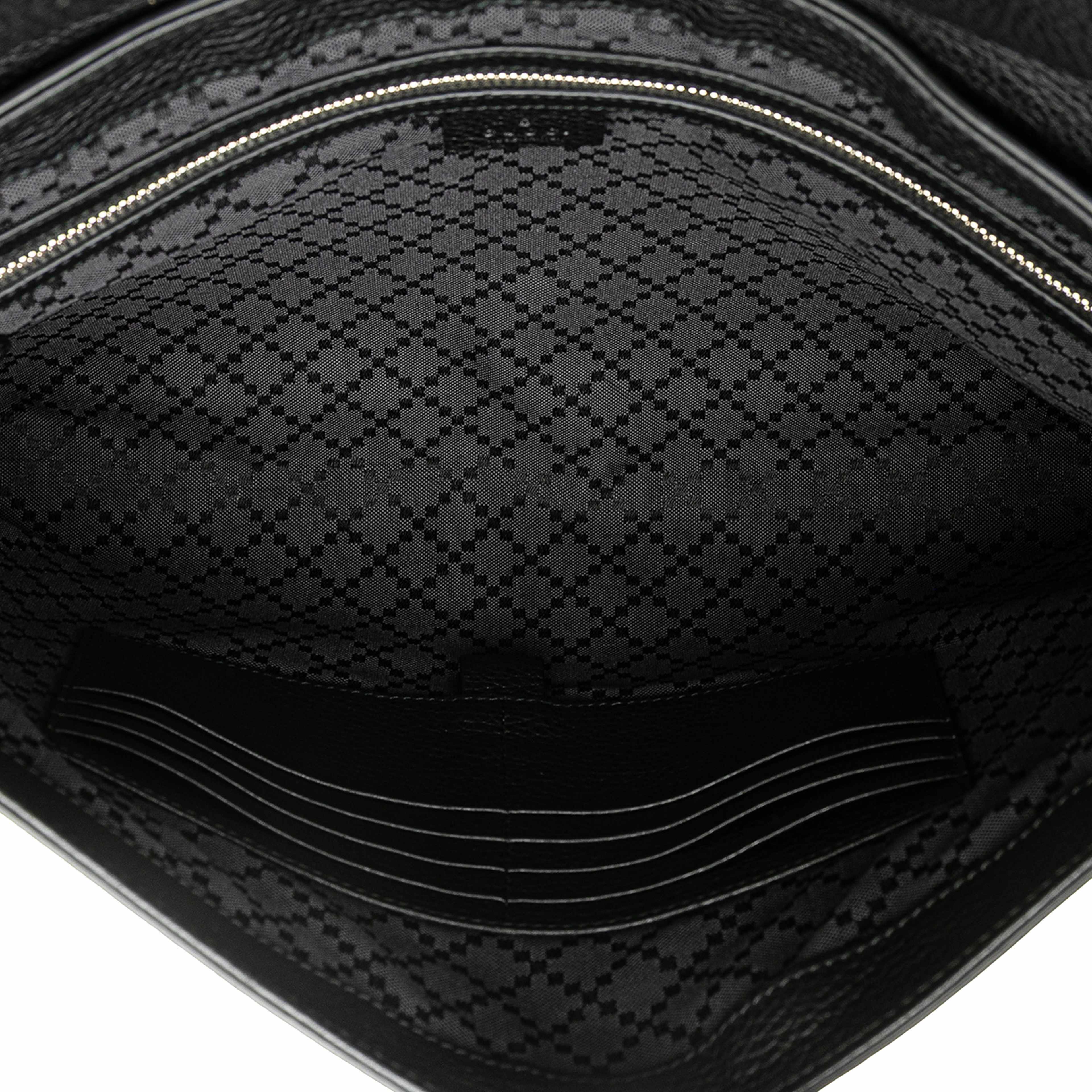 Gucci Pebbled Calfskin Portfolio Clutch, från Luxclusif, i färgen black. Klicka för att öppna bilden i stort format
