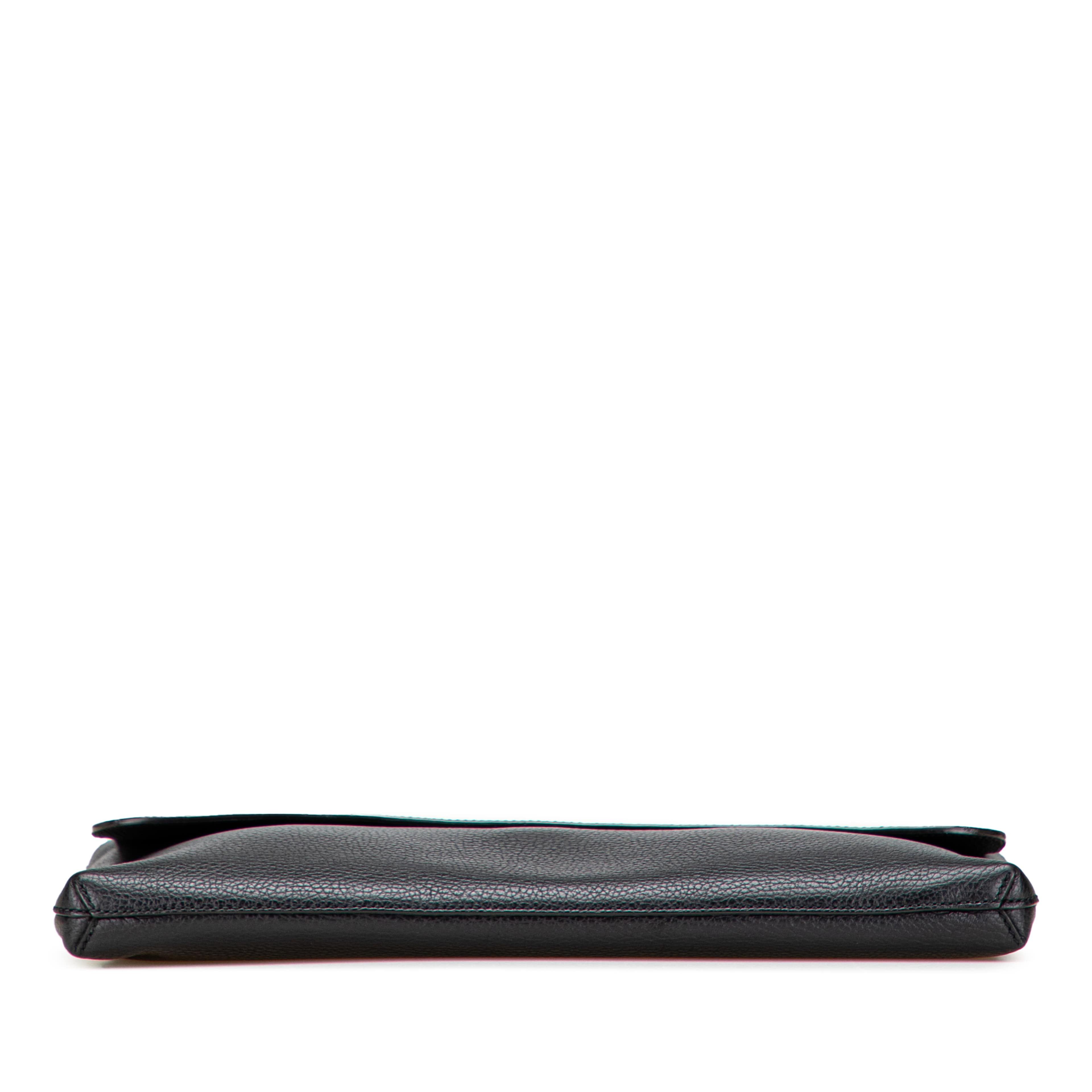 Gucci Pebbled Calfskin Portfolio Clutch, från Luxclusif, i färgen black. Klicka för att öppna bilden i stort format