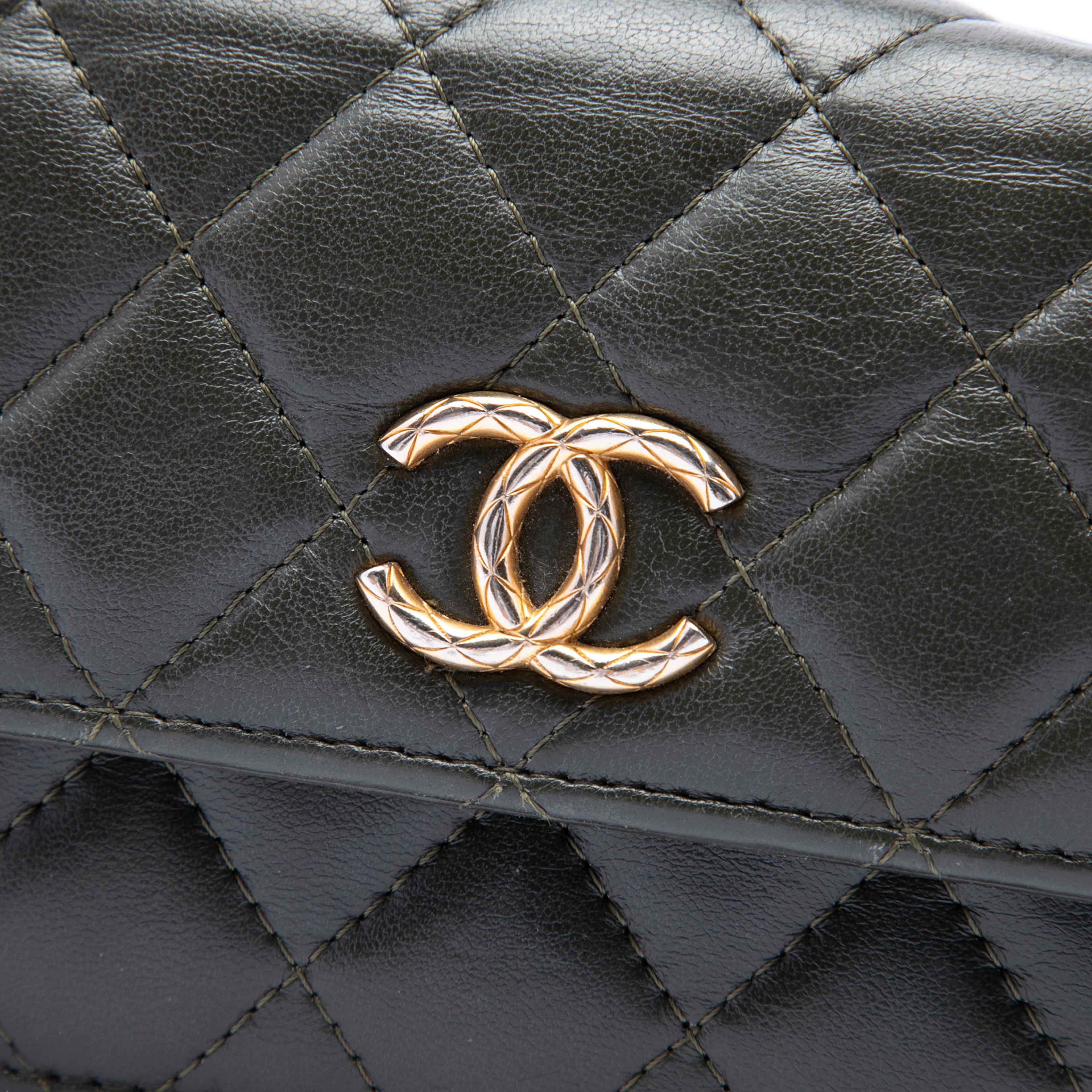 Chanel Cc Quilted Lambskin Pillow Crush Flap Phone Holder With Chain, från Luxclusif, i färgen grå. Klicka för att öppna bilden i stort format