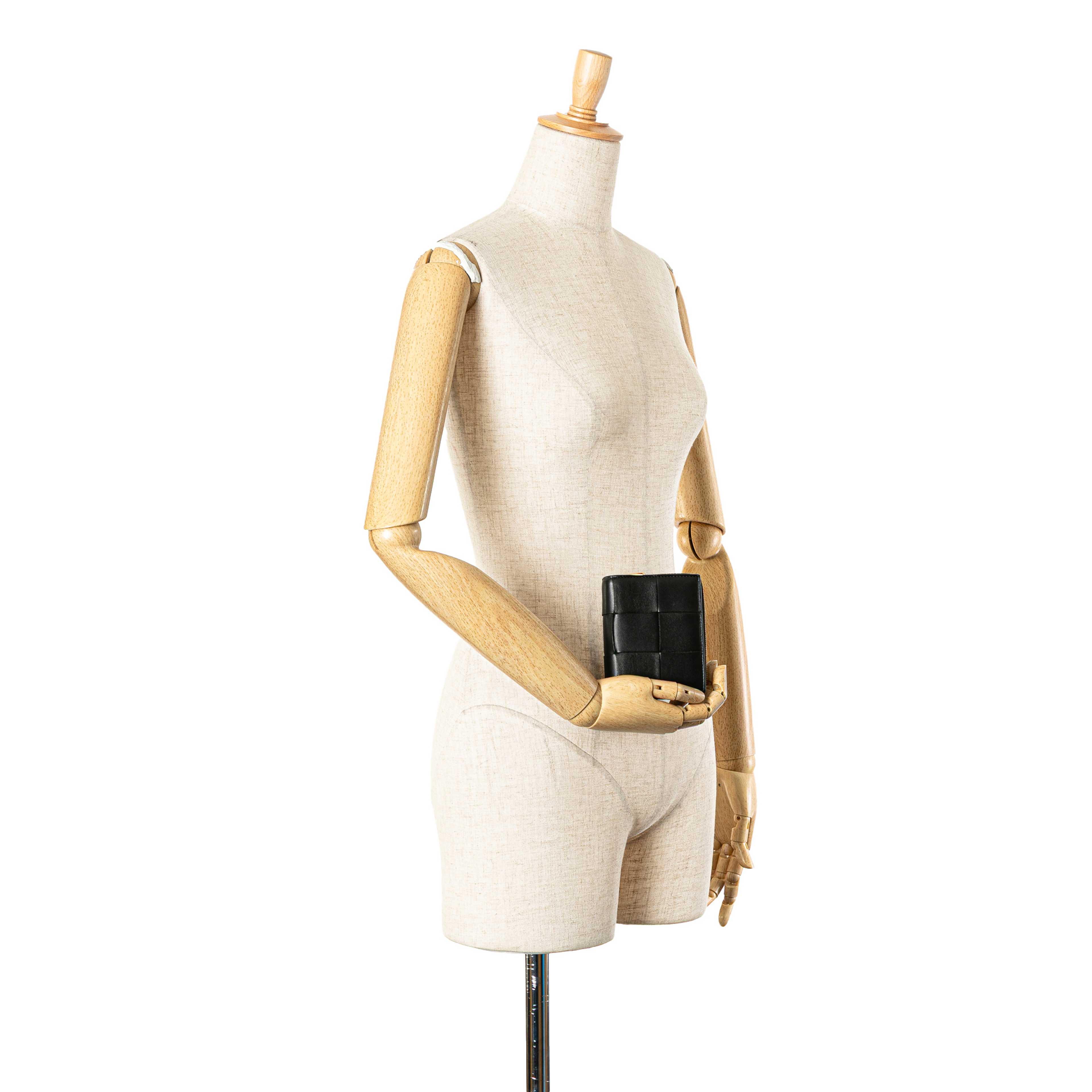 Bottega Veneta Lambskin Maxi Intreccio Cassette Bifold Zip Wallet, från Luxclusif, i färgen svart. Klicka för att öppna bilden i stort format