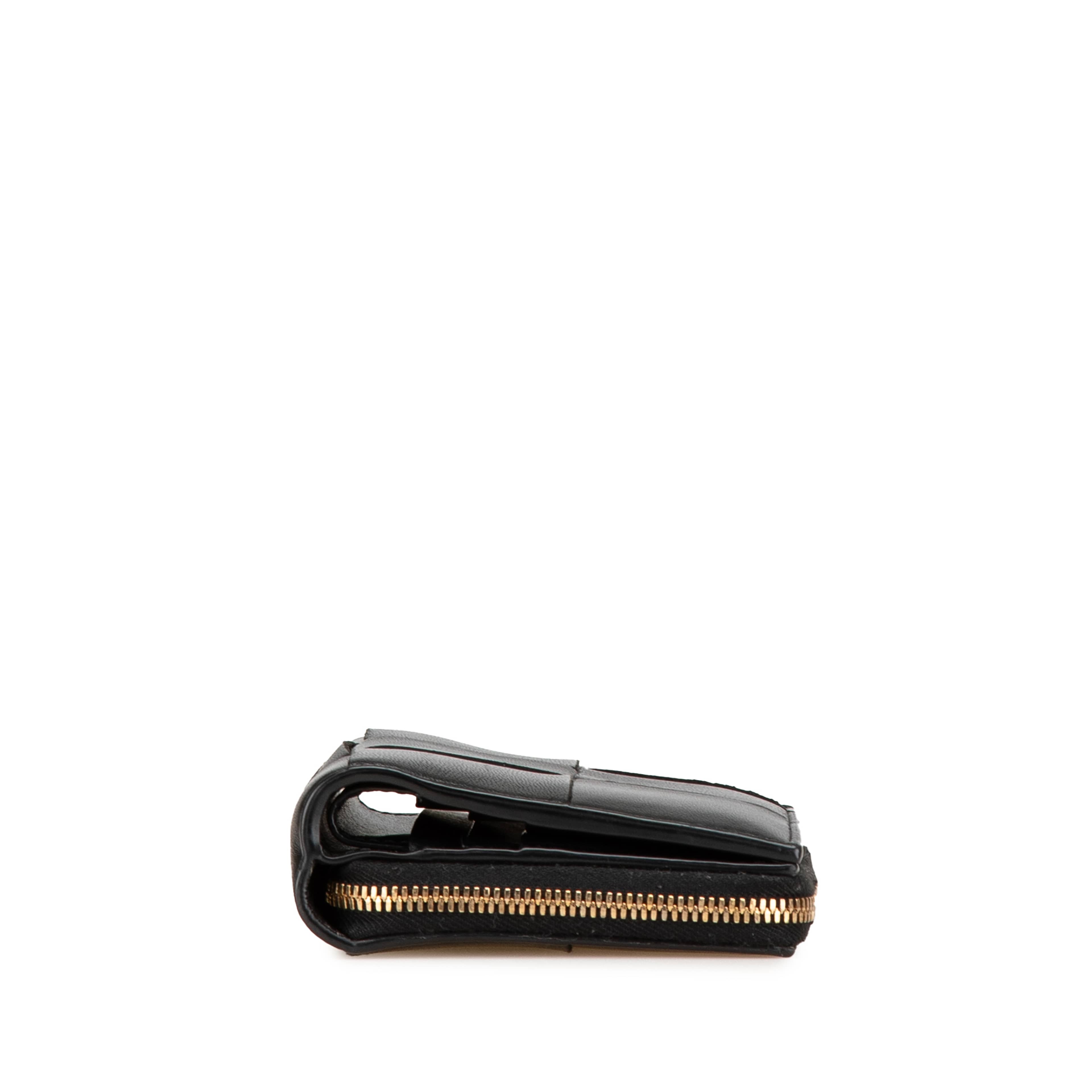 Bottega Veneta Lambskin Maxi Intreccio Cassette Bifold Zip Wallet, från Luxclusif, i färgen black. Klicka för att öppna bilden i stort format