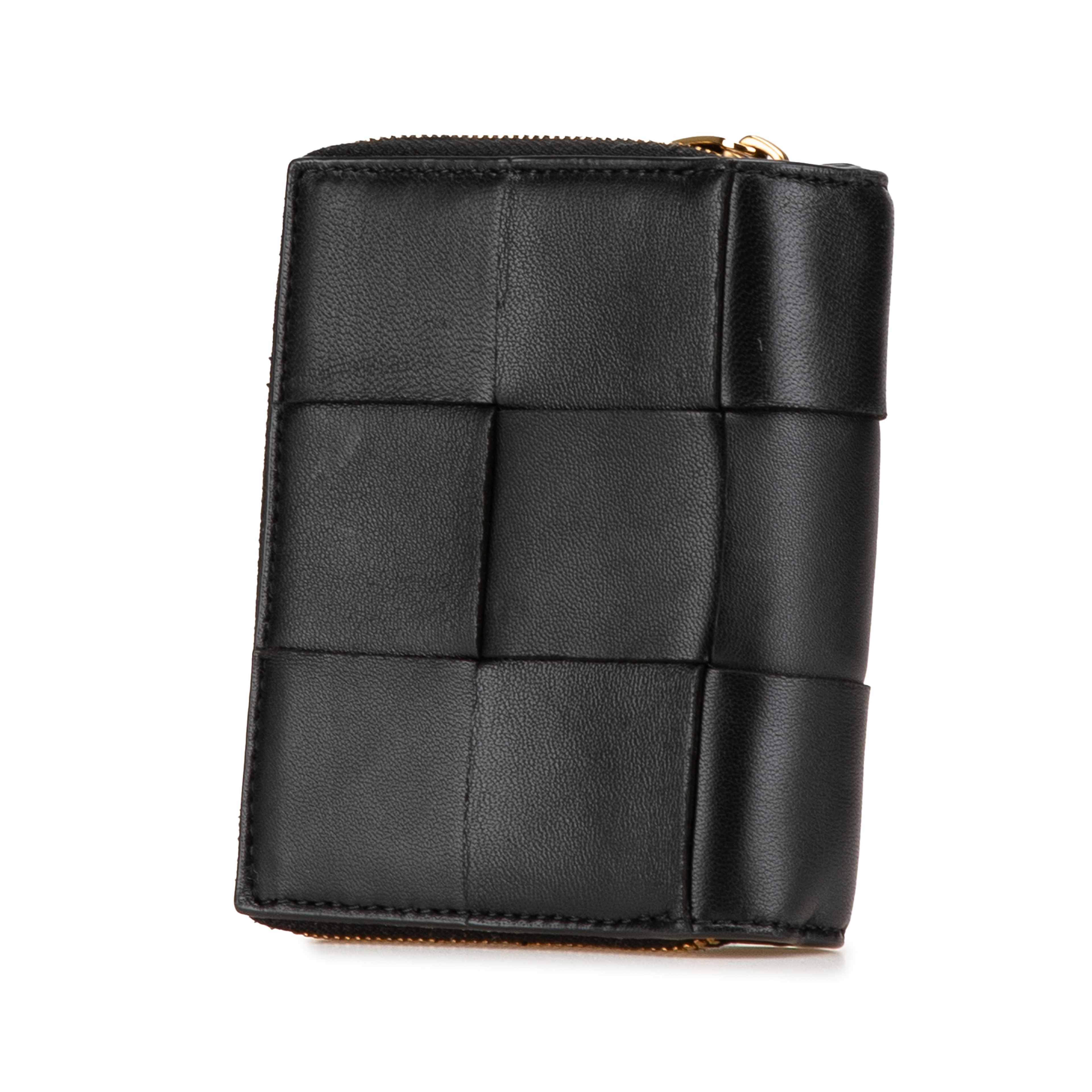 Bottega Veneta Lambskin Maxi Intreccio Cassette Bifold Zip Wallet, från Luxclusif, i färgen black. Klicka för att öppna bilden i stort format