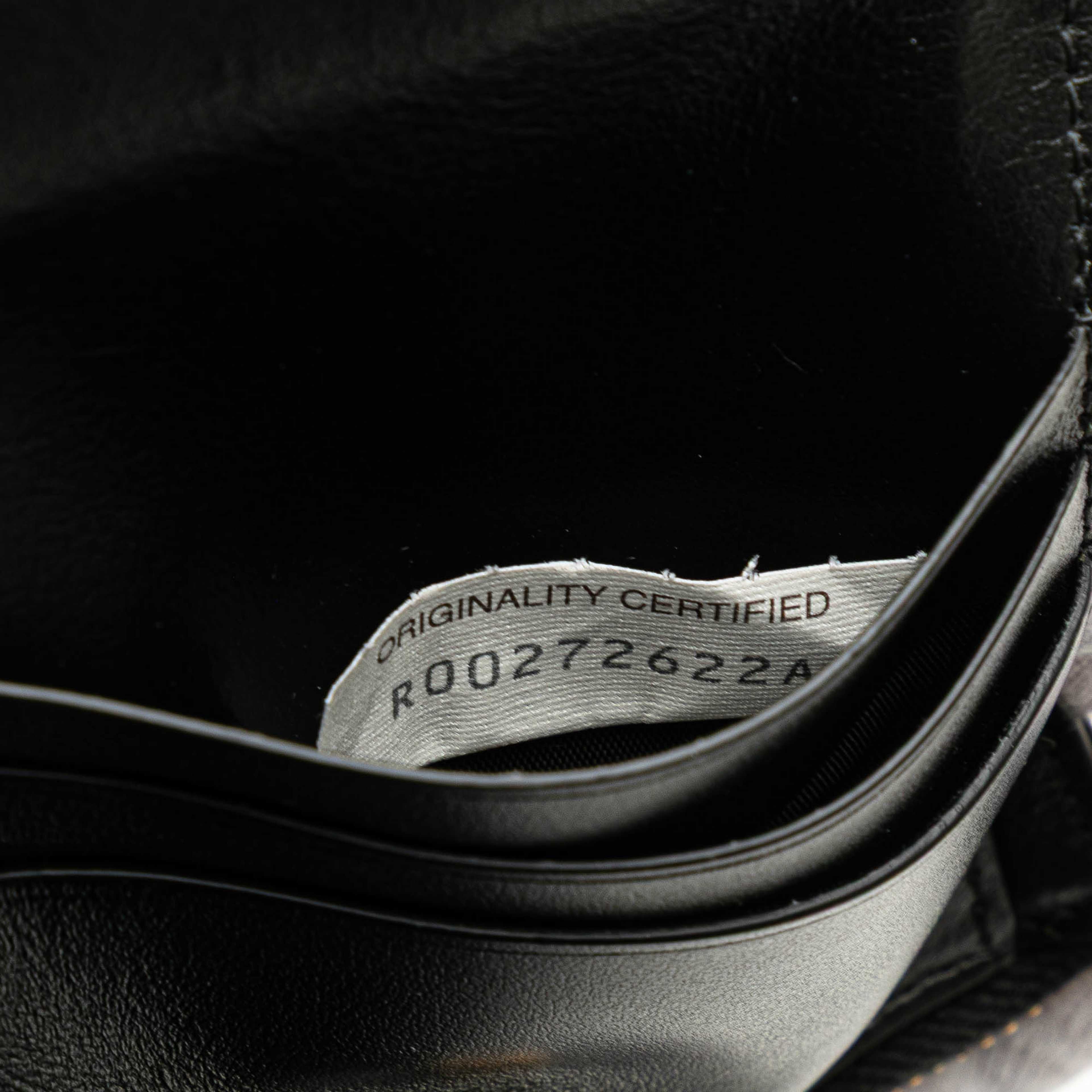 Bottega Veneta Lambskin Maxi Intreccio Cassette Bifold Zip Wallet, från Luxclusif, i färgen black. Klicka för att öppna bilden i stort format