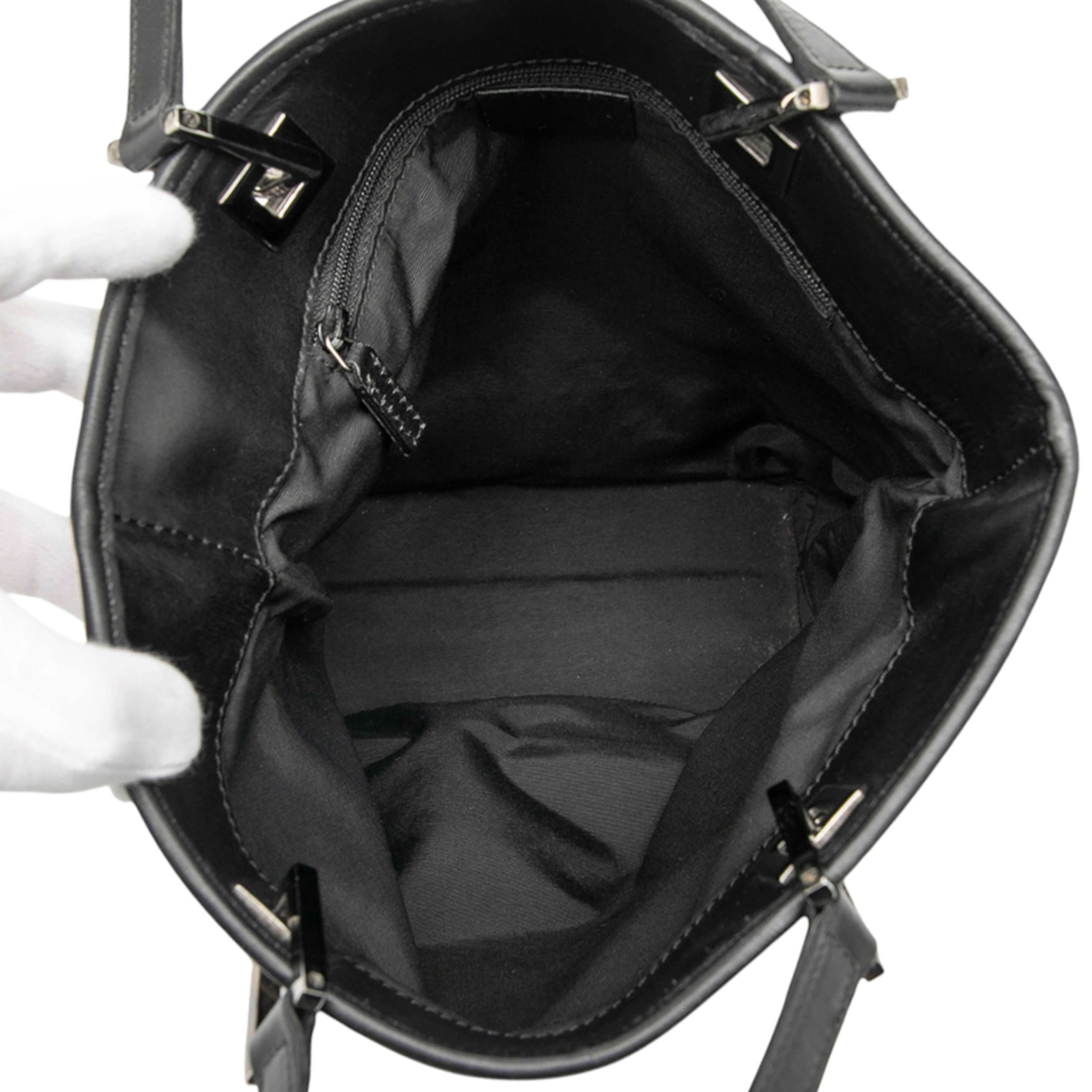 Gucci Gg Denim  Shoulder Bag, från Luxclusif, i färgen dark gray. Klicka för att öppna bilden i stort format