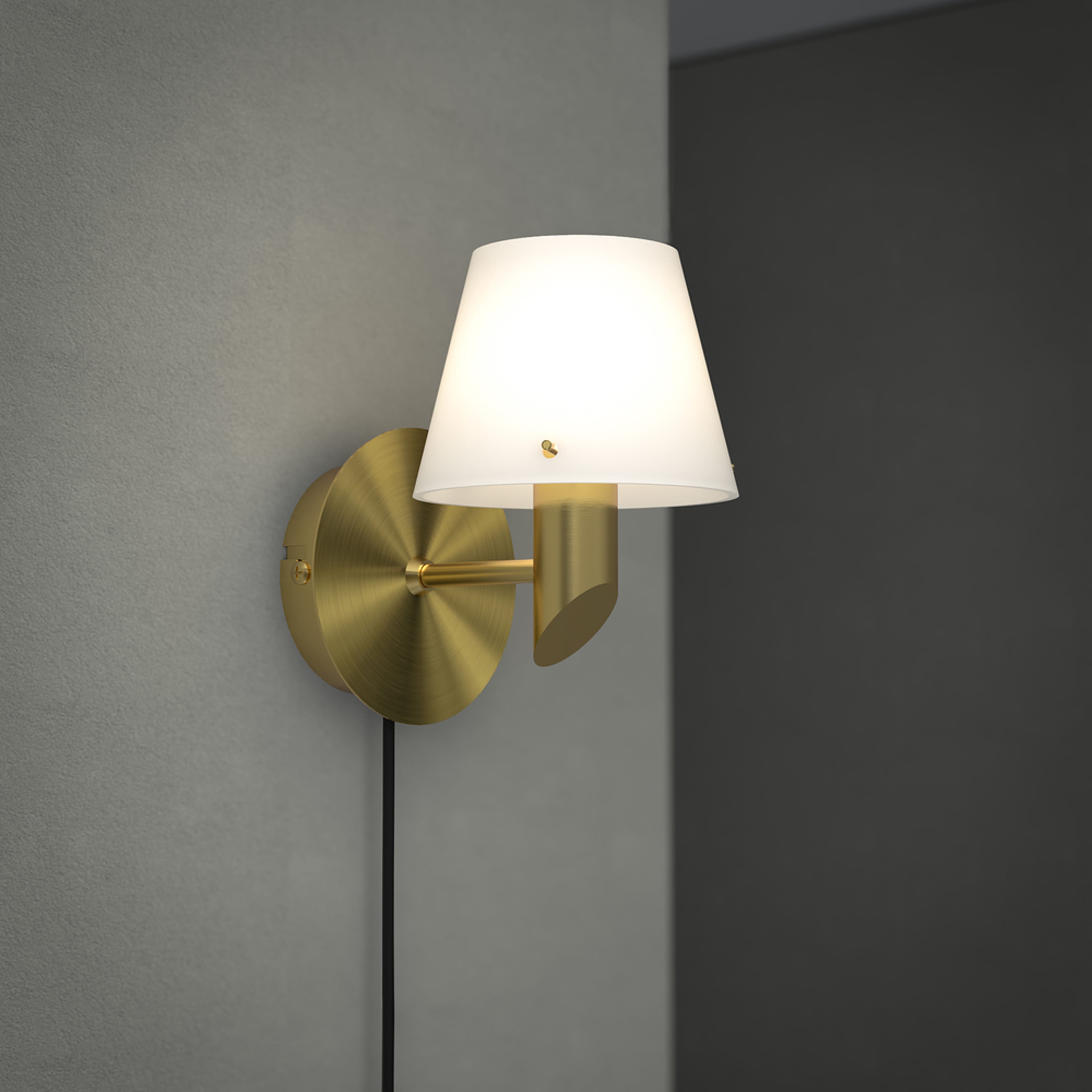 Vägglampa Gil, från Herstal, i färgen satin brass/opal glas. Klicka för att öppna bilden i stort format