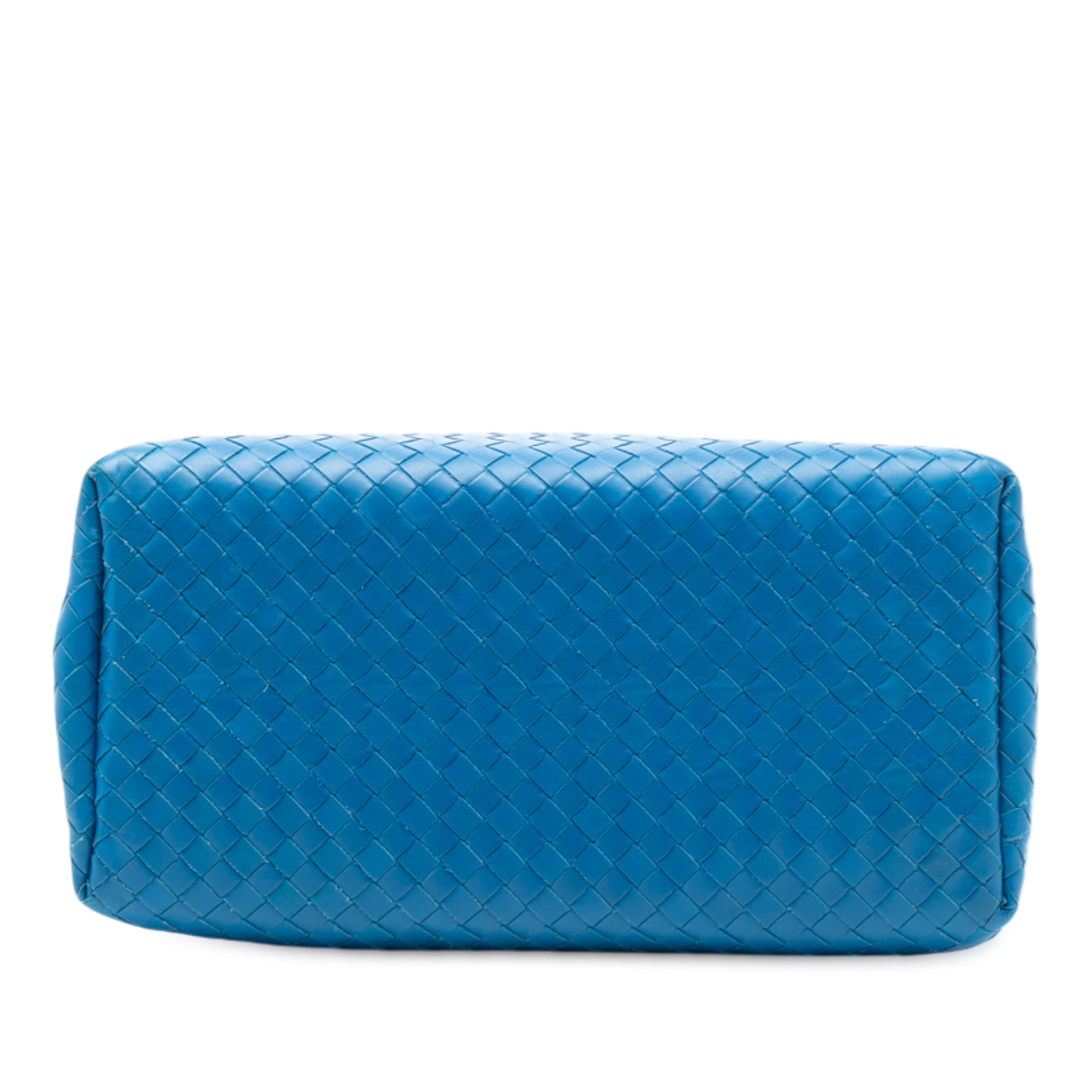 Bottega Veneta Small Nappa Intrecciato Roma Satchel, från Luxclusif, i färgen blå. Klicka för att öppna bilden i stort format