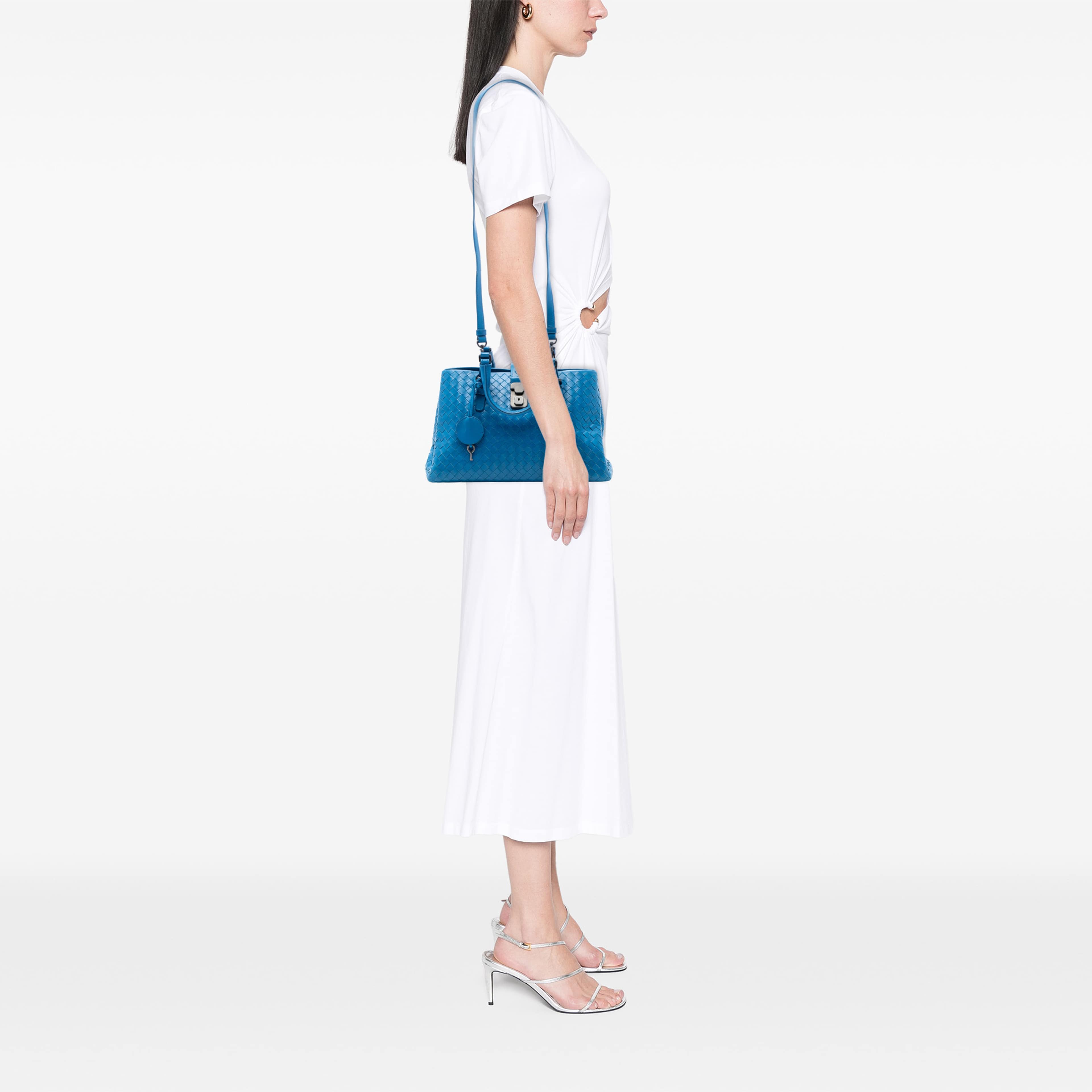Bottega Veneta Small Nappa Intrecciato Roma Satchel, från Luxclusif, i färgen blå. Klicka för att öppna bilden i stort format