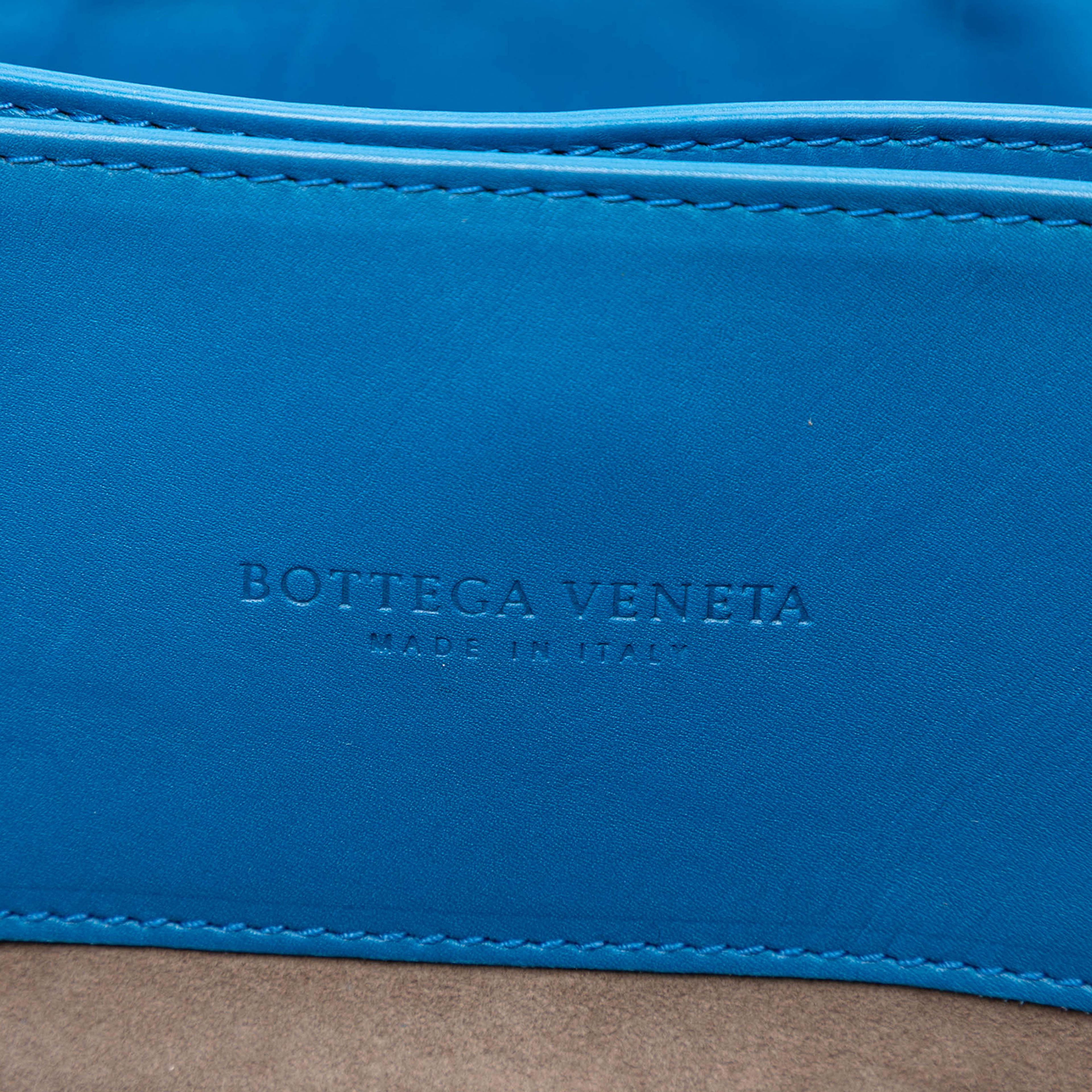 Bottega Veneta Small Nappa Intrecciato Roma Satchel, från Luxclusif, i färgen blå. Klicka för att öppna bilden i stort format