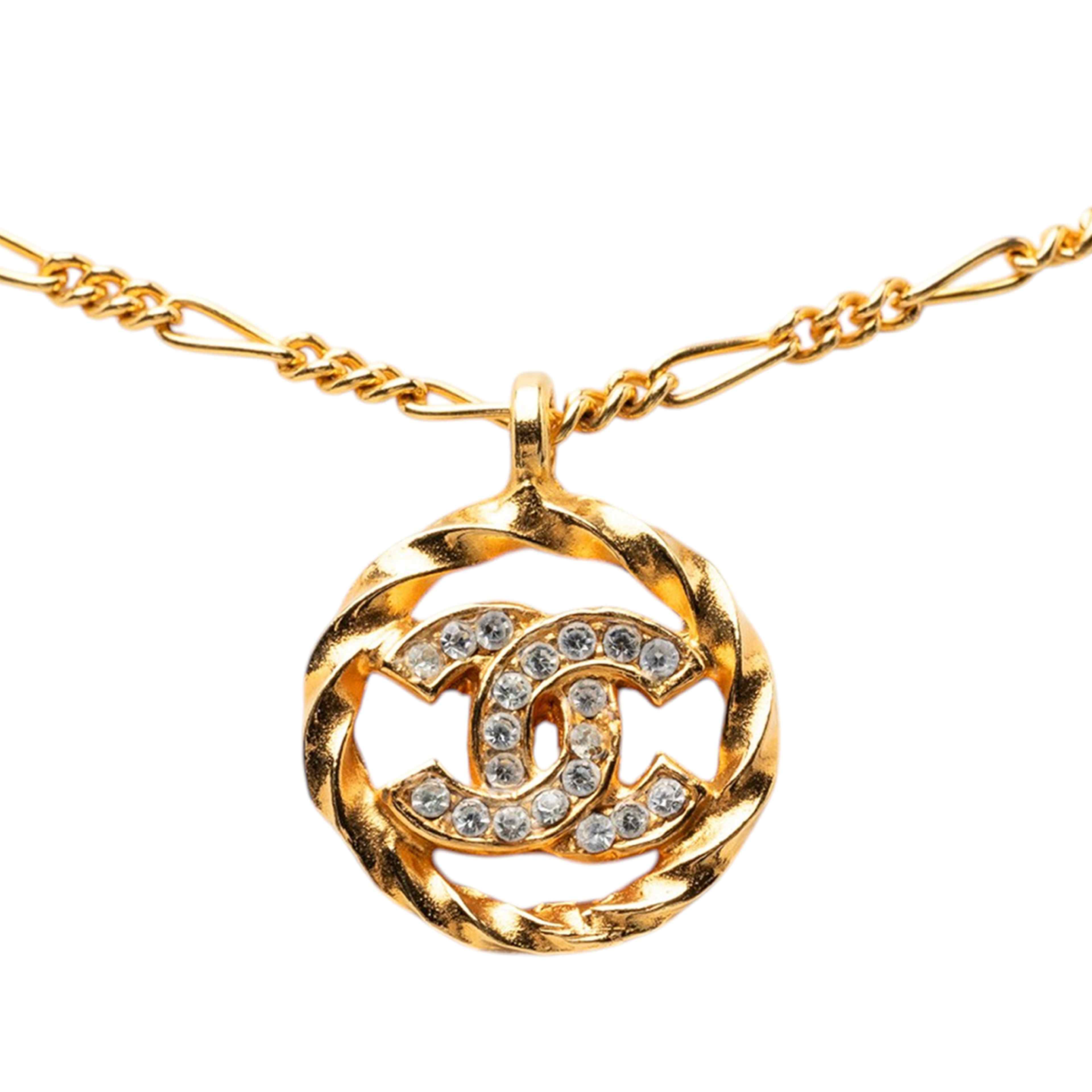 Chanel Cc Gold Plated Strass Pendant Necklace, från Luxclusif, i färgen gold. Klicka för att öppna bilden i stort format