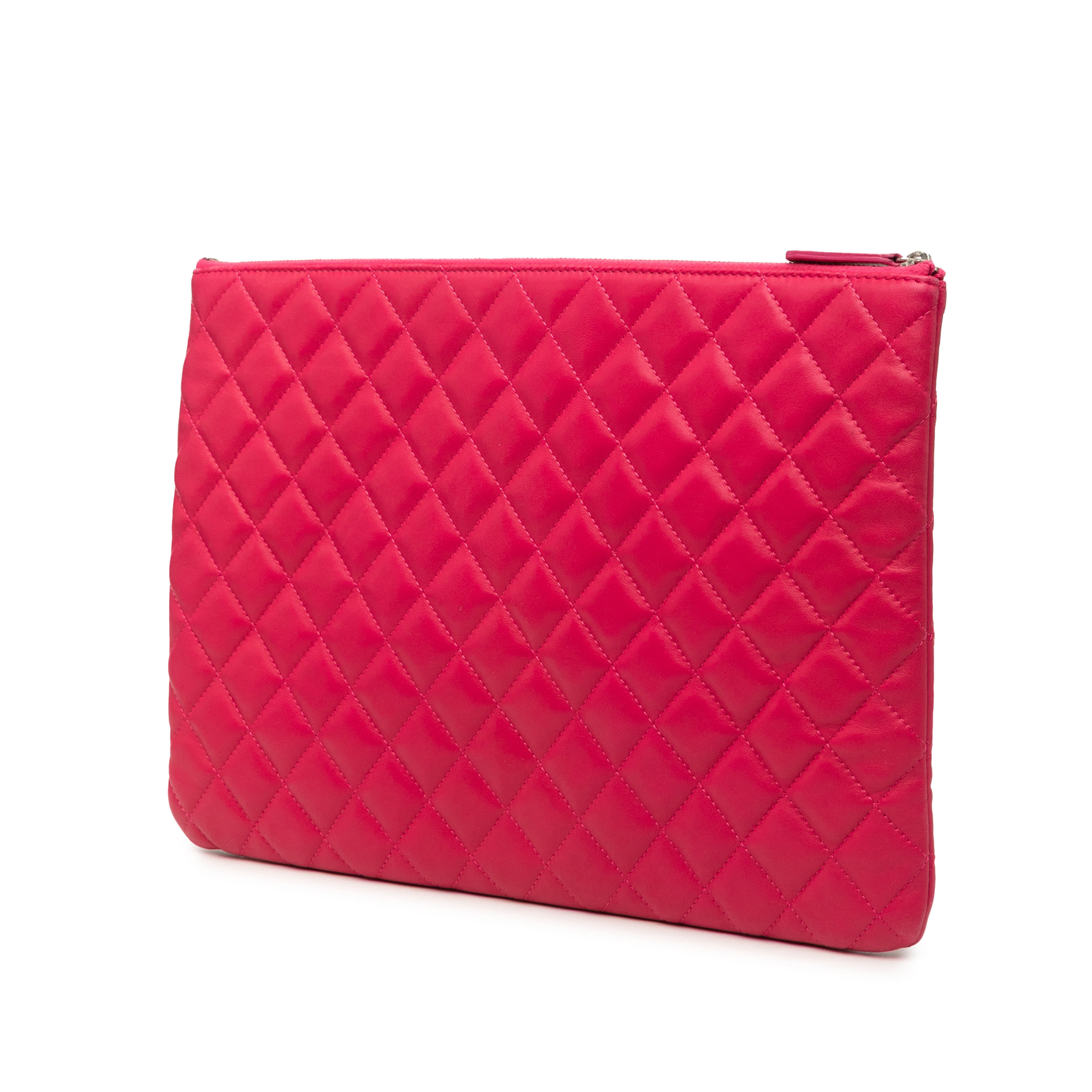 Chanel Large Quilted Lambskin O Case Clutch, från Luxclusif, i färgen rosa. Klicka för att öppna bilden i stort format