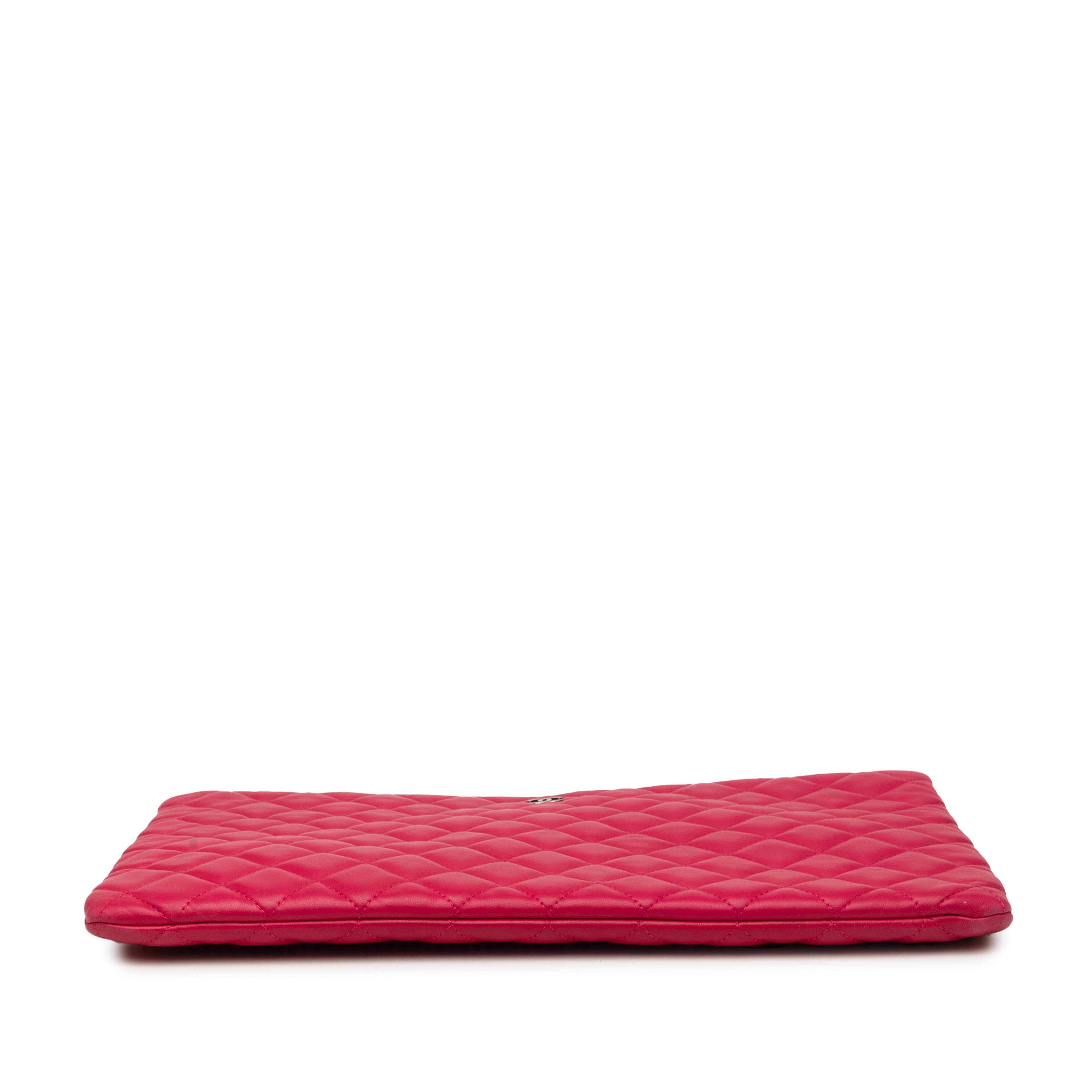 Chanel Large Quilted Lambskin O Case Clutch, från Luxclusif, i färgen dark pink. Klicka för att öppna bilden i stort format