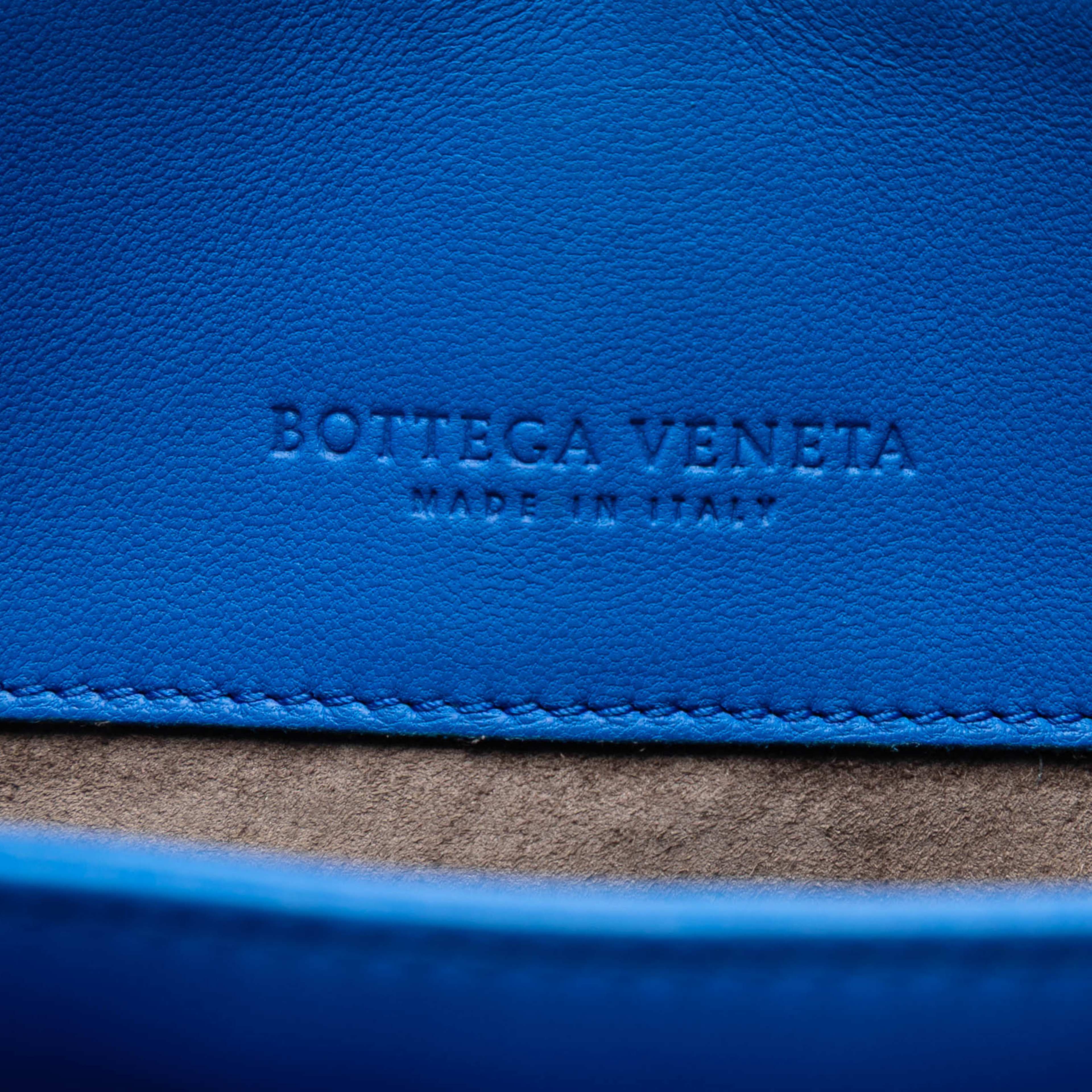 Bottega Veneta Medium Nappa Intrecciato Olimpia Shoulder Bag, från Luxclusif, i färgen blue. Klicka för att öppna bilden i stort format