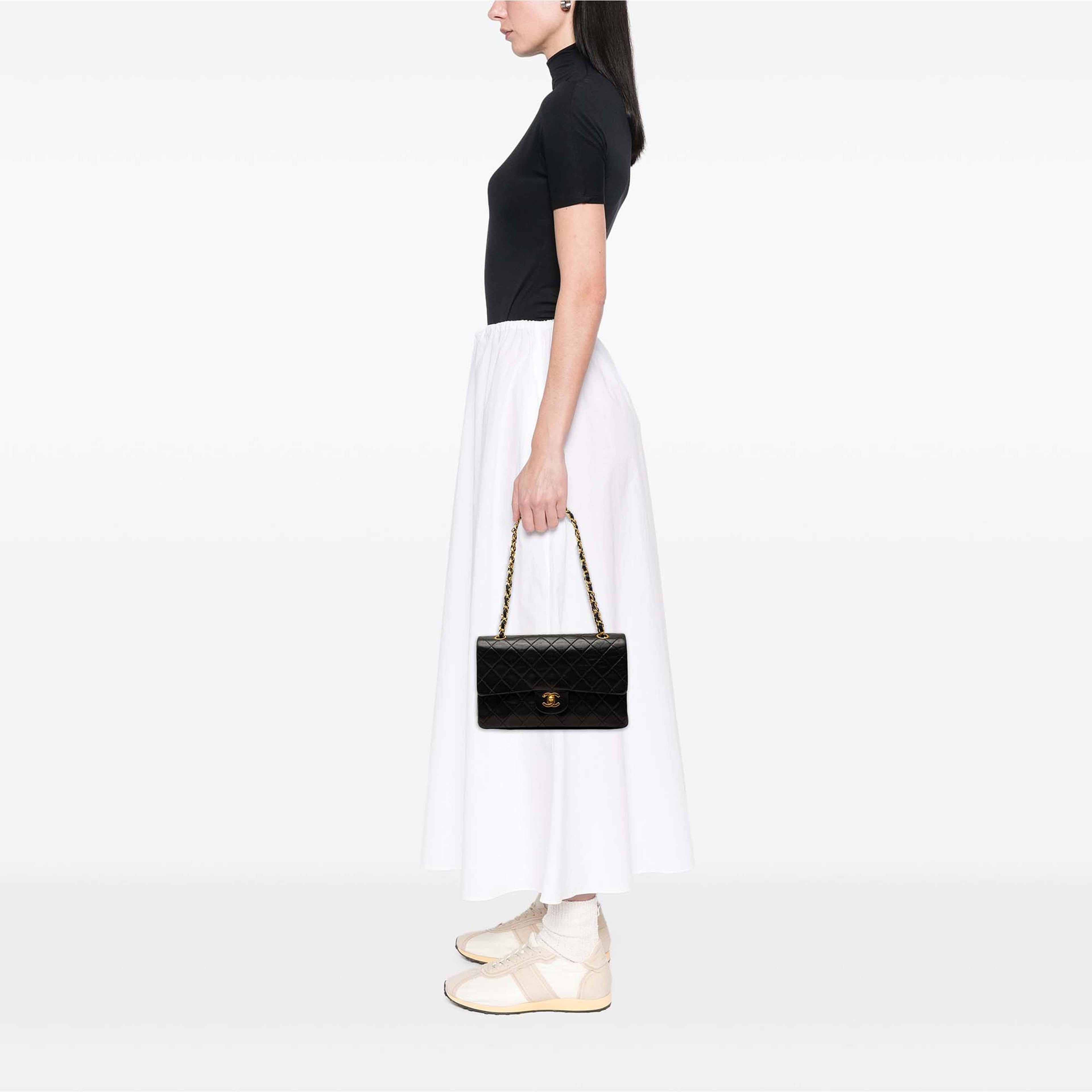 Chanel Medium Classic Lambskin Double Flap, från Luxclusif, i färgen svart. Klicka för att öppna bilden i stort format
