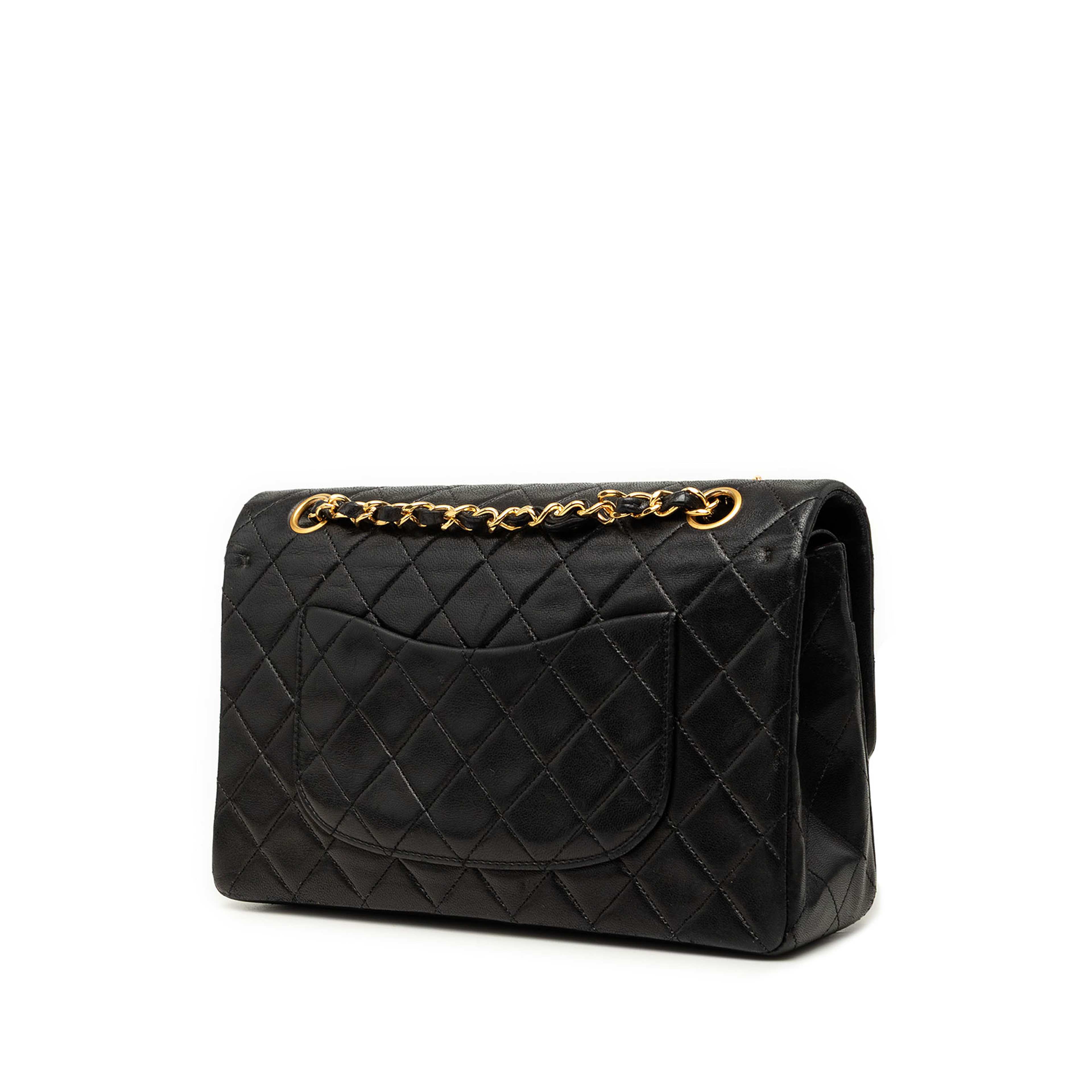 Chanel Medium Classic Lambskin Double Flap, från Luxclusif, i färgen svart. Klicka för att öppna bilden i stort format