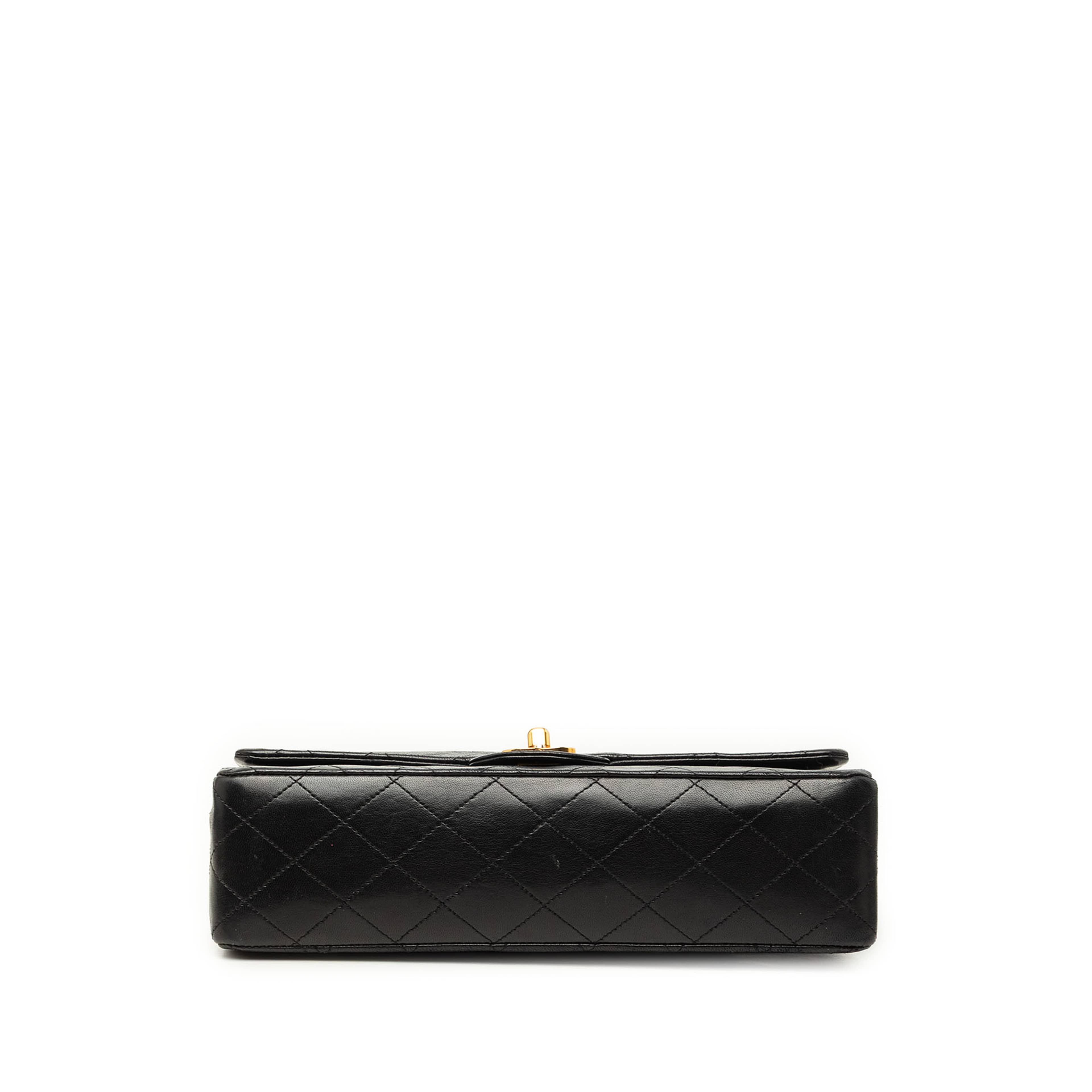 Chanel Medium Classic Lambskin Double Flap, från Luxclusif, i färgen svart. Klicka för att öppna bilden i stort format