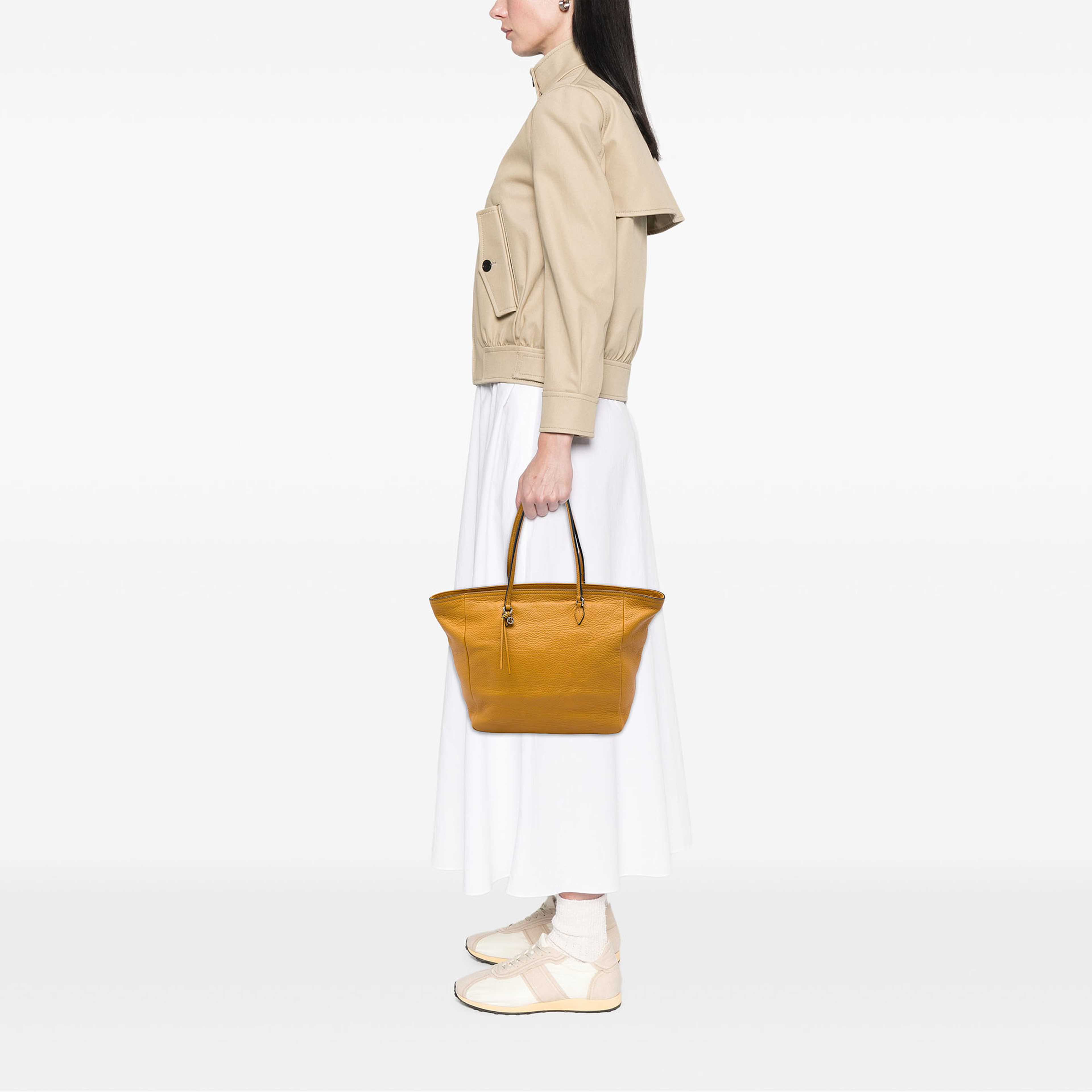 Gucci Grained Calfskin Bree Tote, från Luxclusif, i färgen gul. Klicka för att öppna bilden i stort format