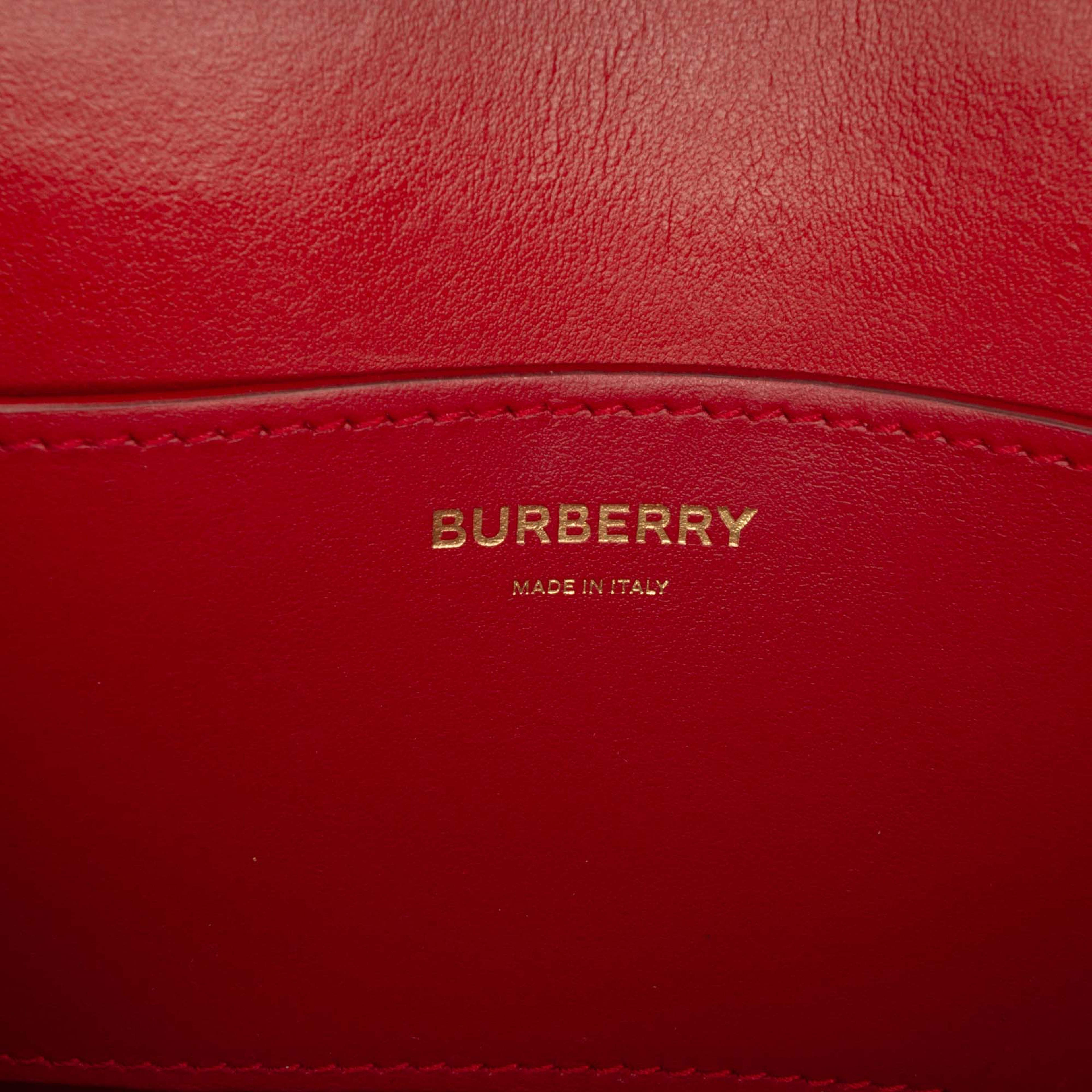 Burberry Mini Leather Tb Crossbody, från Luxclusif, i färgen red. Klicka för att öppna bilden i stort format
