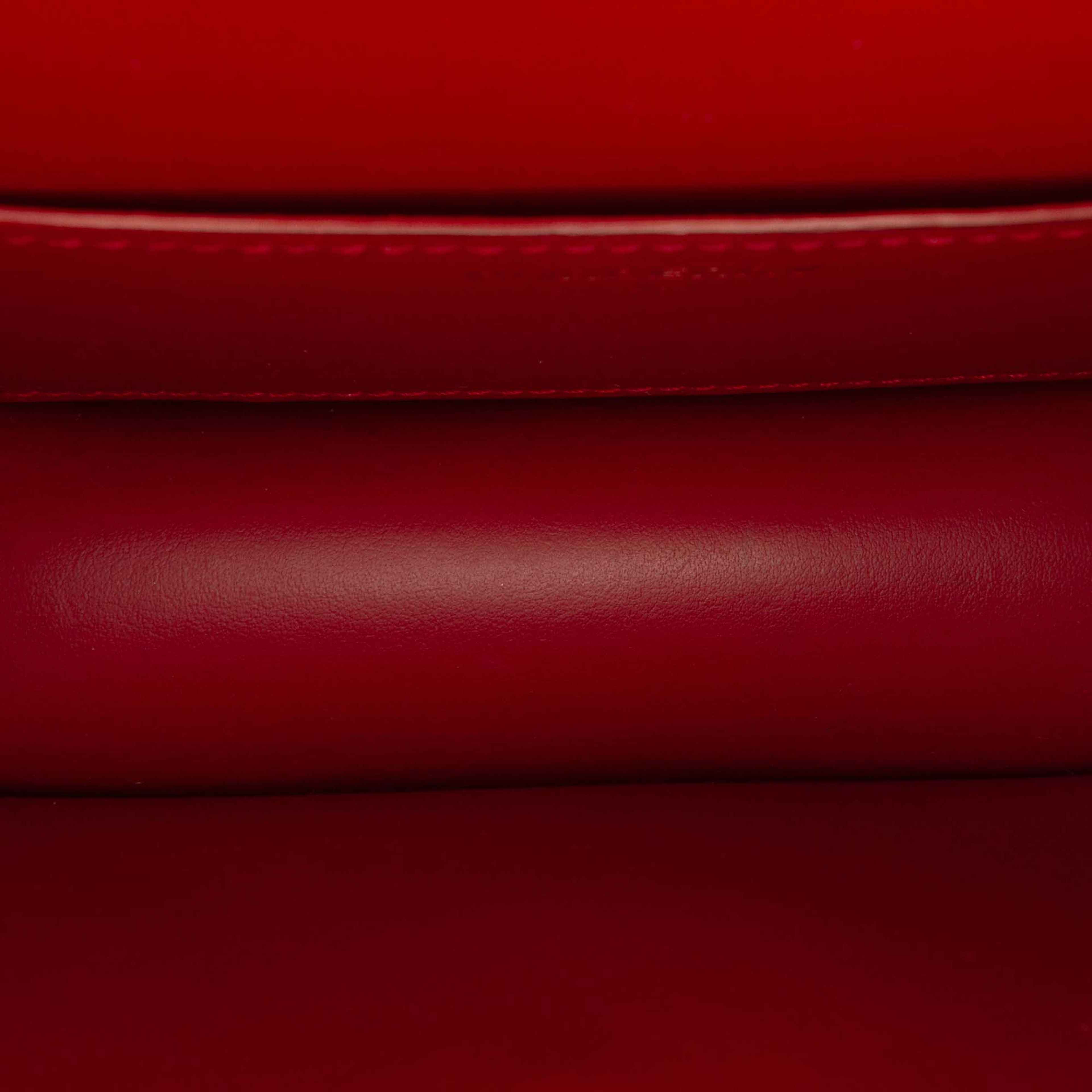 Burberry Mini Leather Tb Crossbody, från Luxclusif, i färgen red. Klicka för att öppna bilden i stort format