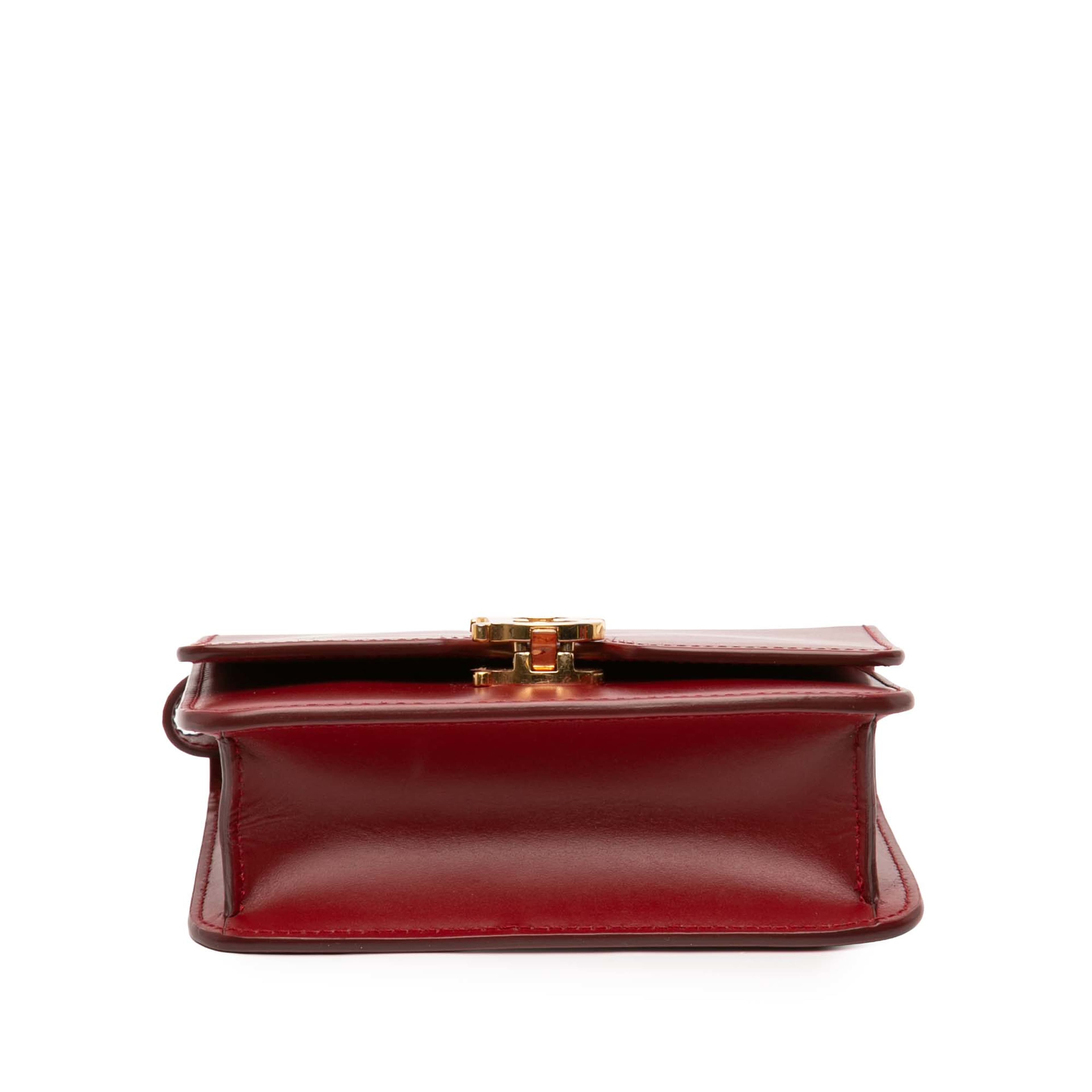 Burberry Mini Leather Tb Crossbody, från Luxclusif, i färgen red. Klicka för att öppna bilden i stort format