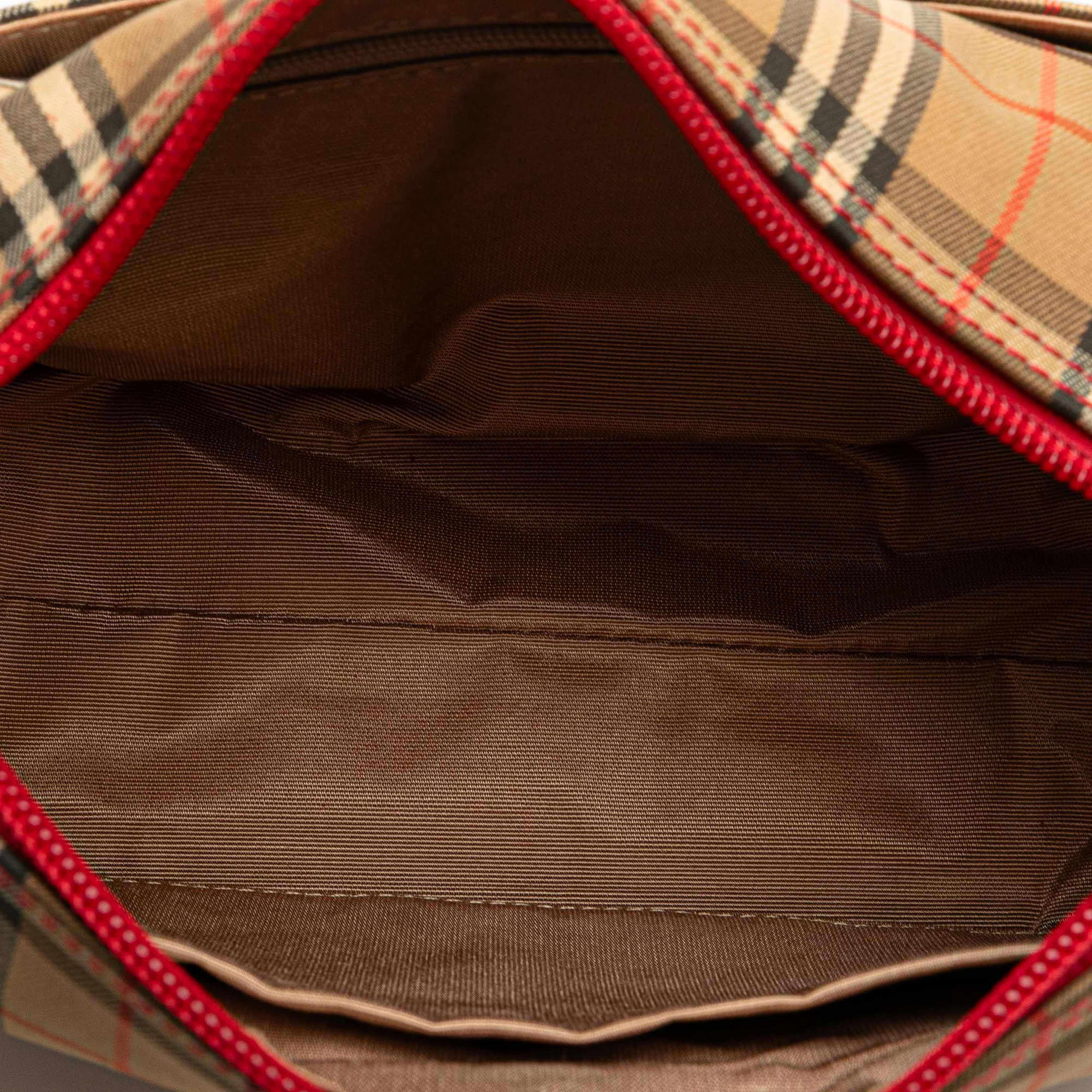 Burberry Haymarket Check Canvas Shoulder Bag, från Luxclusif, i färgen beige. Klicka för att öppna bilden i stort format