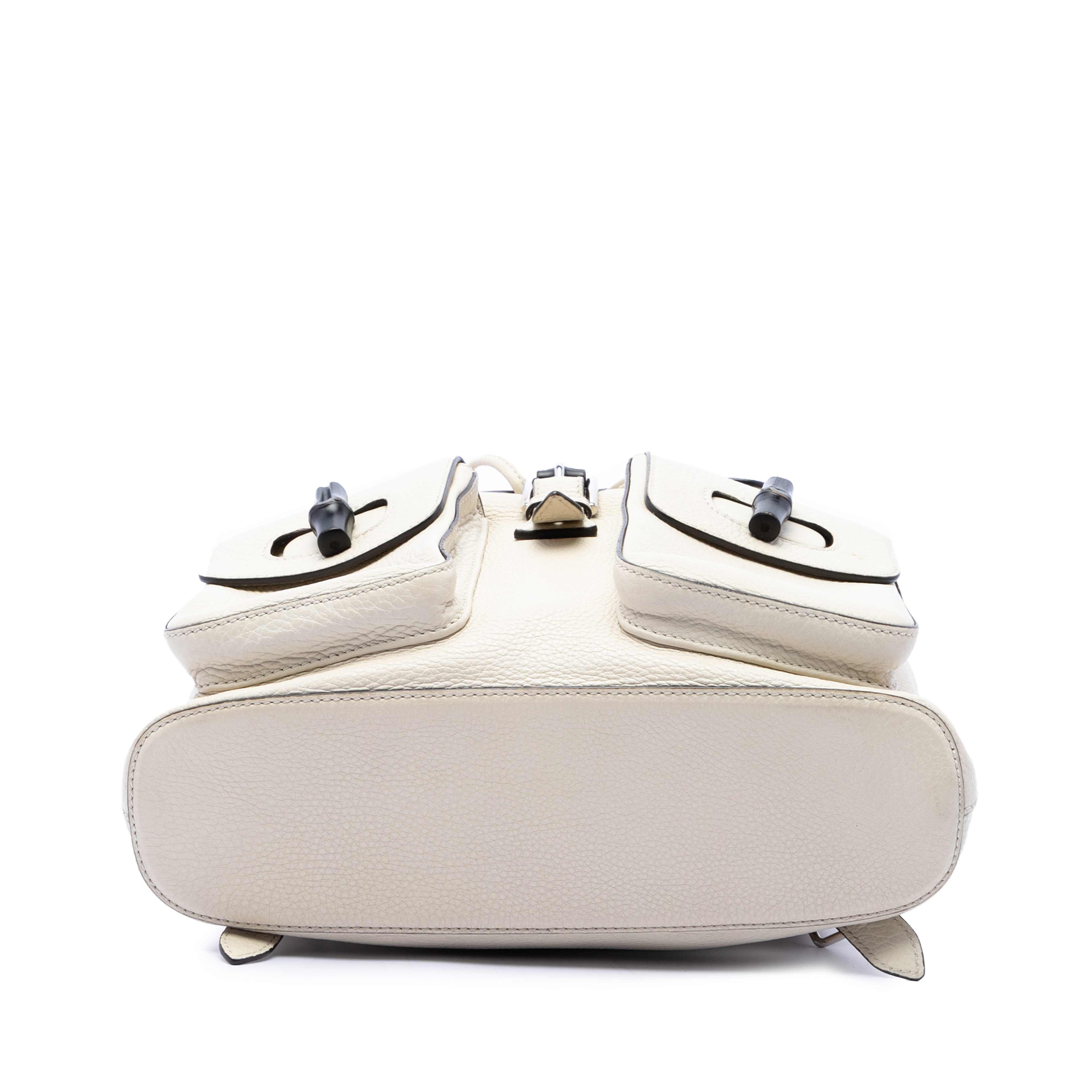 Gucci Large Calfskin Bamboo Tassel Drawstring Backpack, från Luxclusif, i färgen vit. Klicka för att öppna bilden i stort format