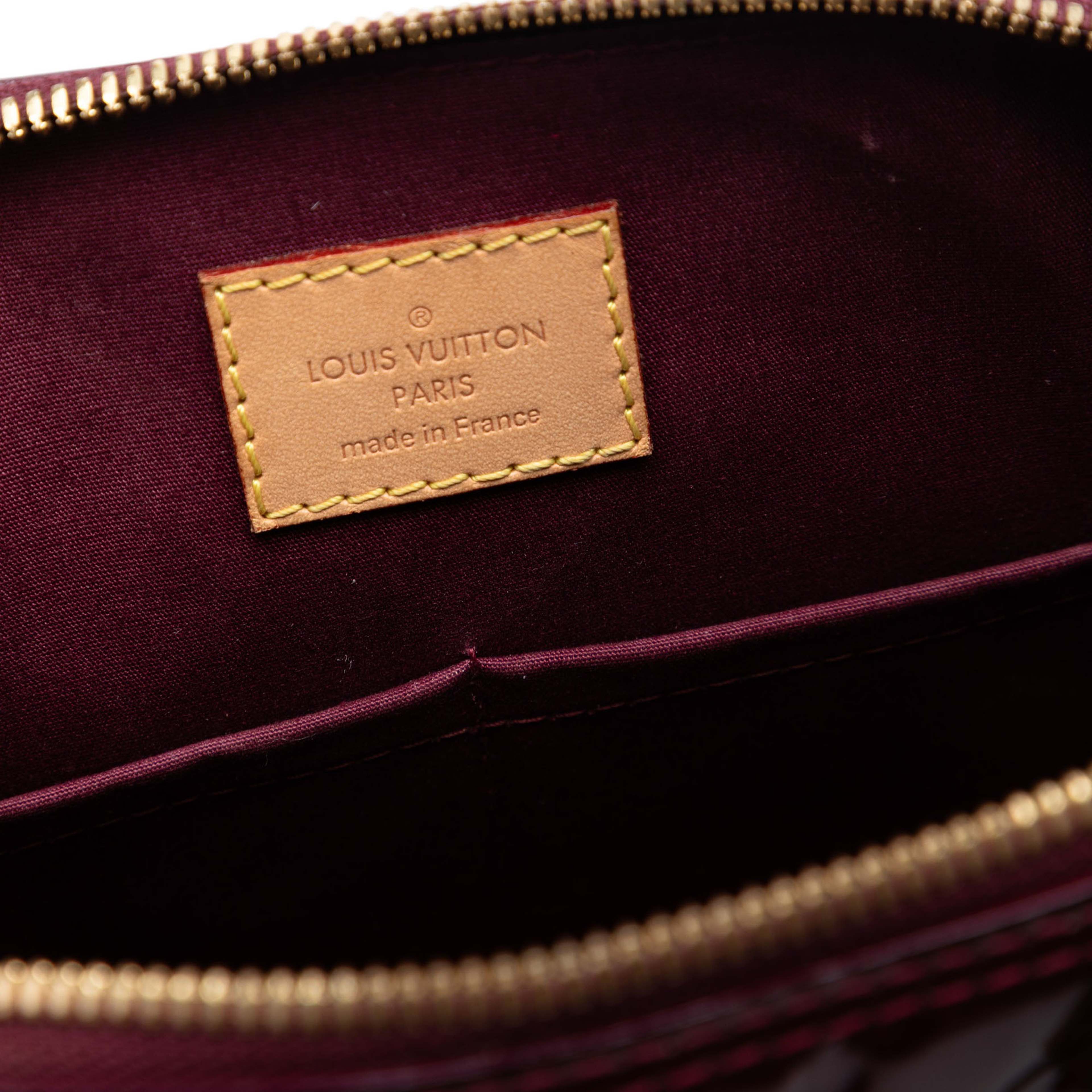 Louis Vuitton Monogram Vernis Alma Pm, från Luxclusif, i färgen burgundy. Klicka för att öppna bilden i stort format