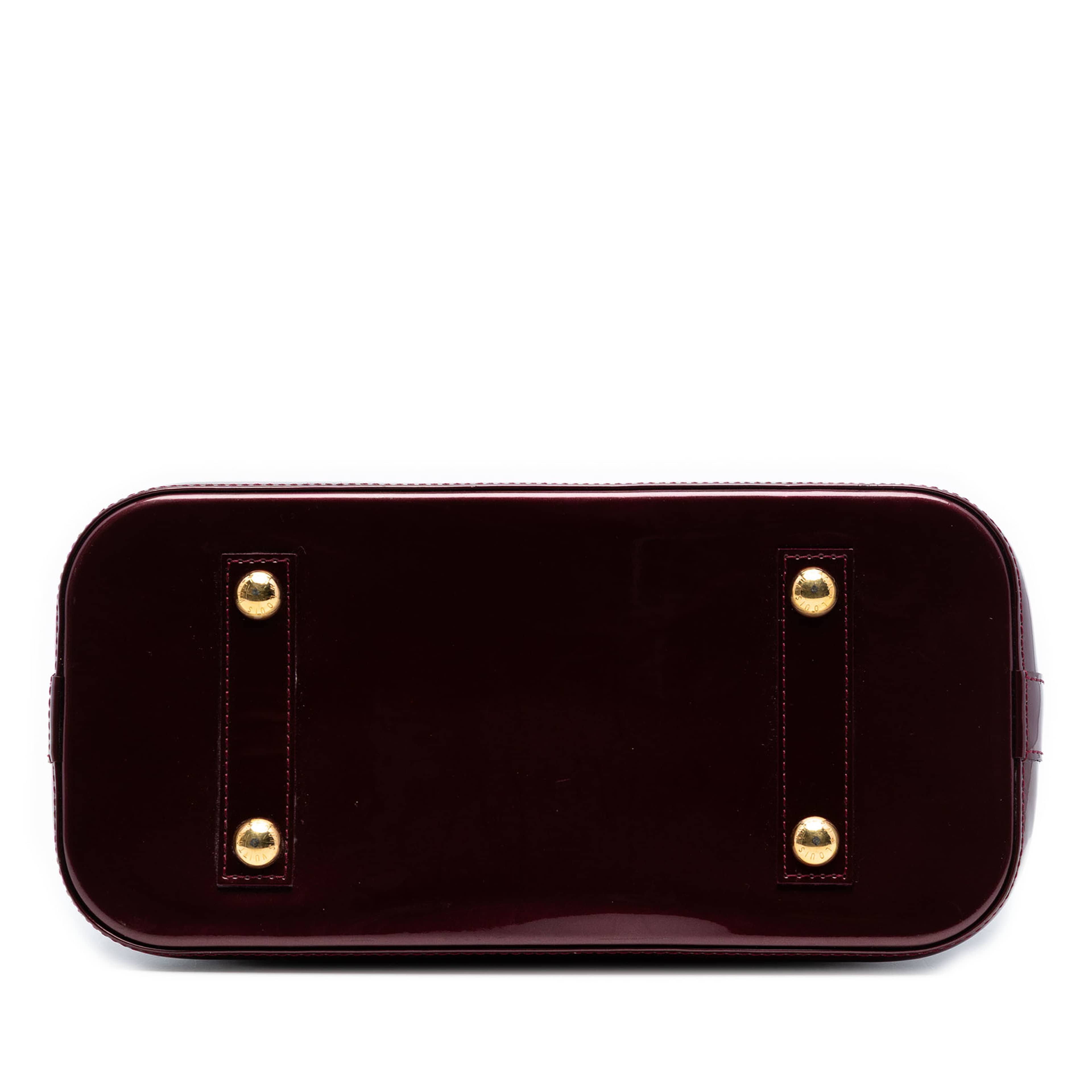 Louis Vuitton Monogram Vernis Alma Pm, från Luxclusif, i färgen burgundy. Klicka för att öppna bilden i stort format
